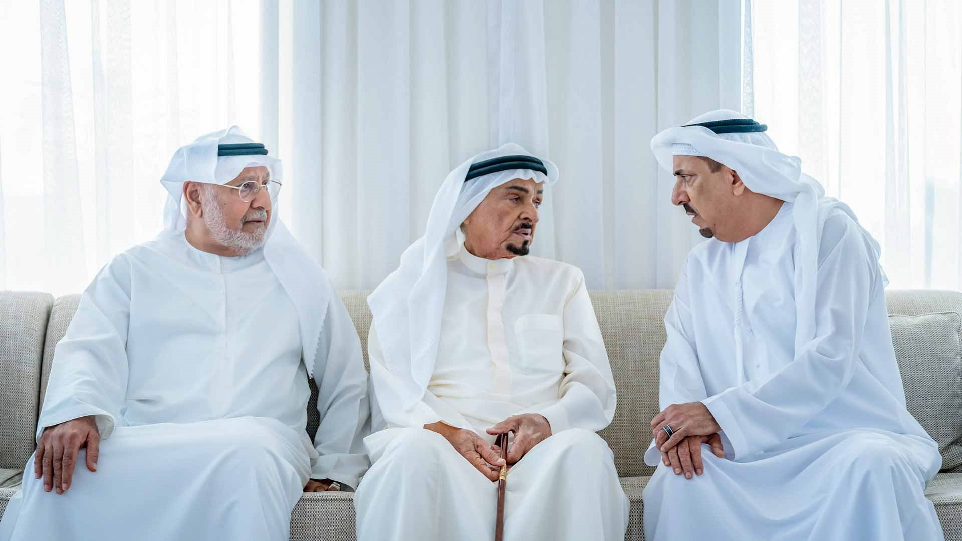 حاكم عجمان يقدم واجب العزاء في وفاة حسين خانصاحب 