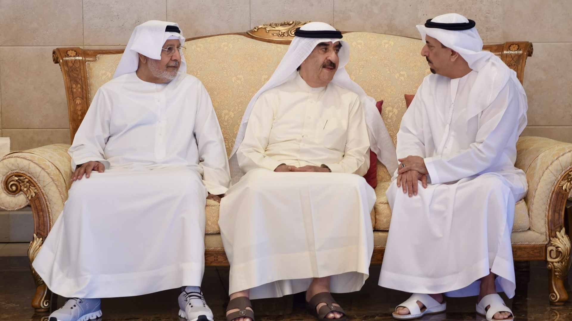 حاكم أم القيوين يقدم واجب العزاء في وفاة حسين خانصاحب 