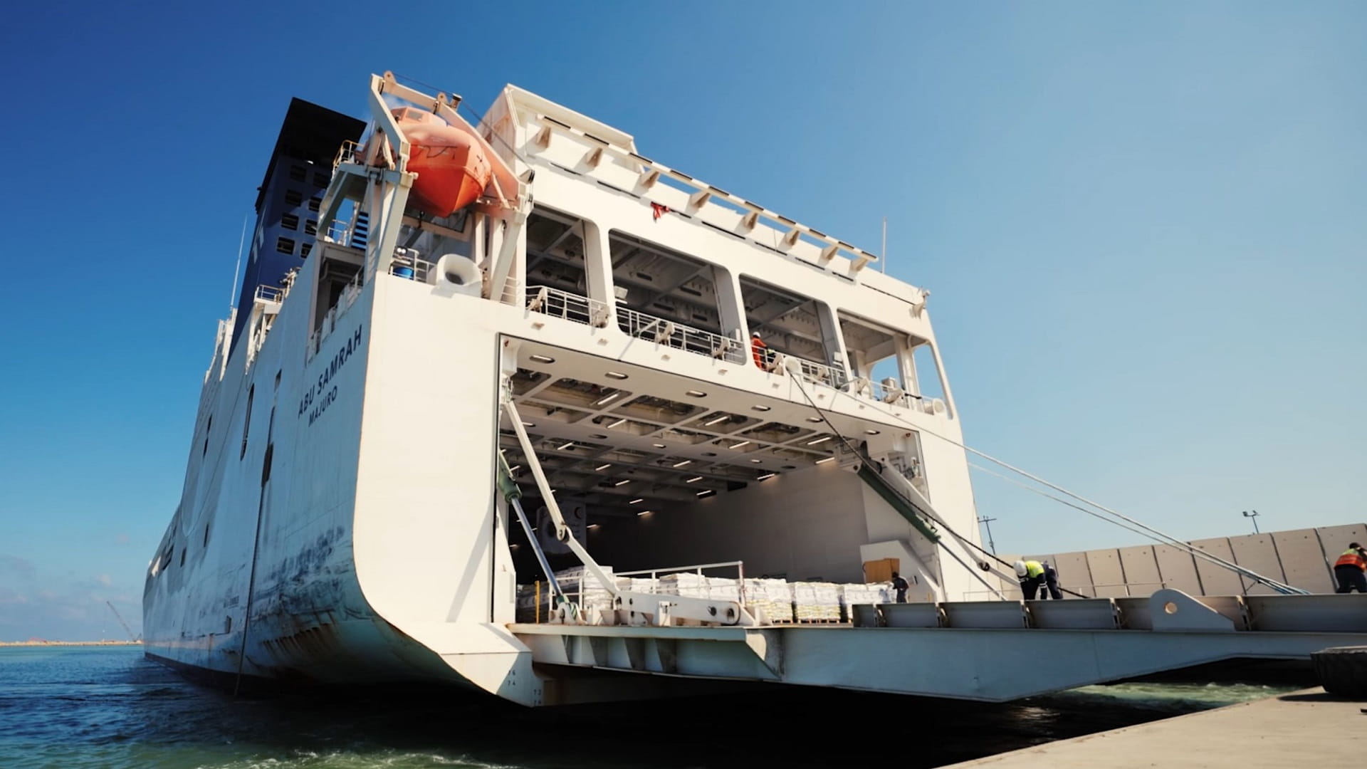 Hamdan Humanitarian Ship arrives in Al Arish  