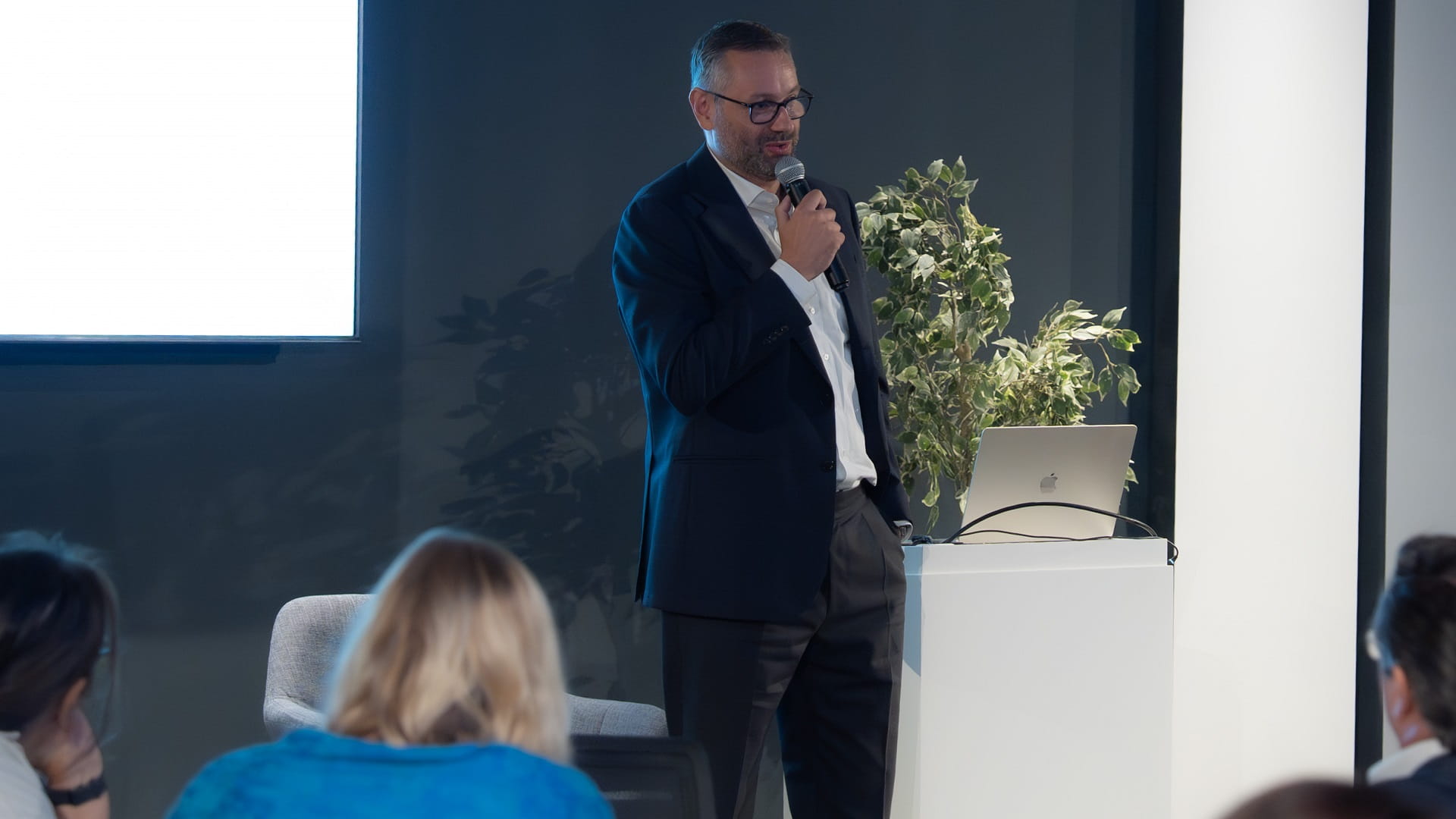 صورة بعنوان: "نحن الاحتواء" يدعو إلى إنهاء العزل المؤسسي وتمكين ذوي الإعاقة  