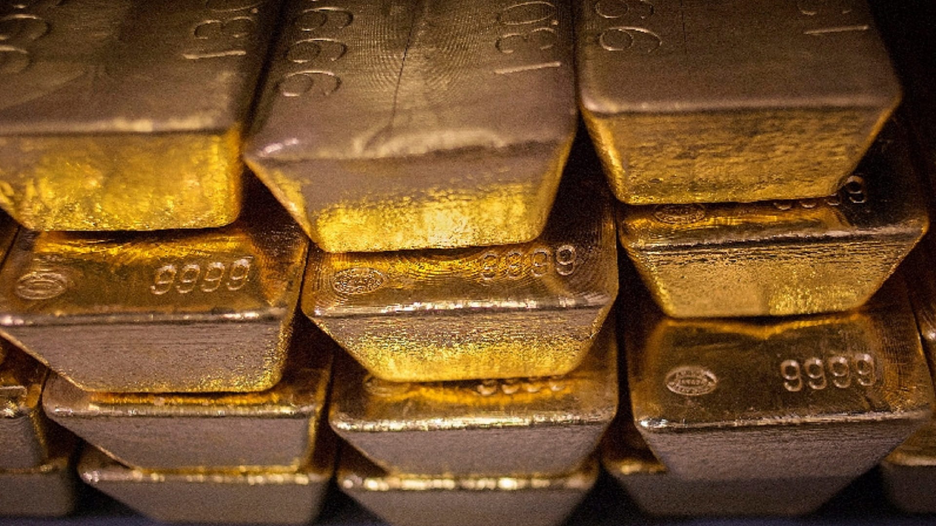 Gold prices surge to record highs 