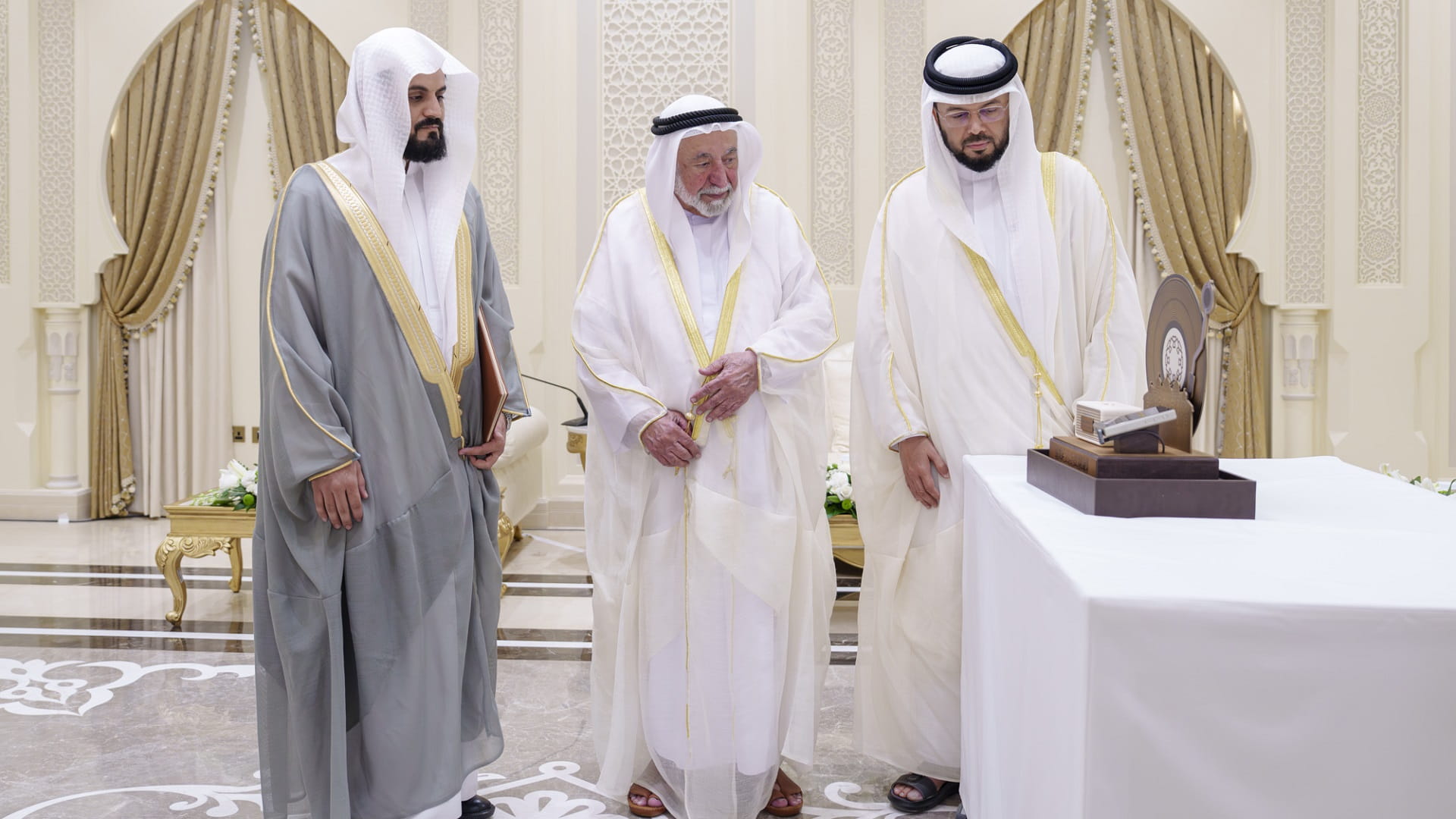 حاكم الشارقة يطلق المصحف المرتل للقارئ رعد الكردي