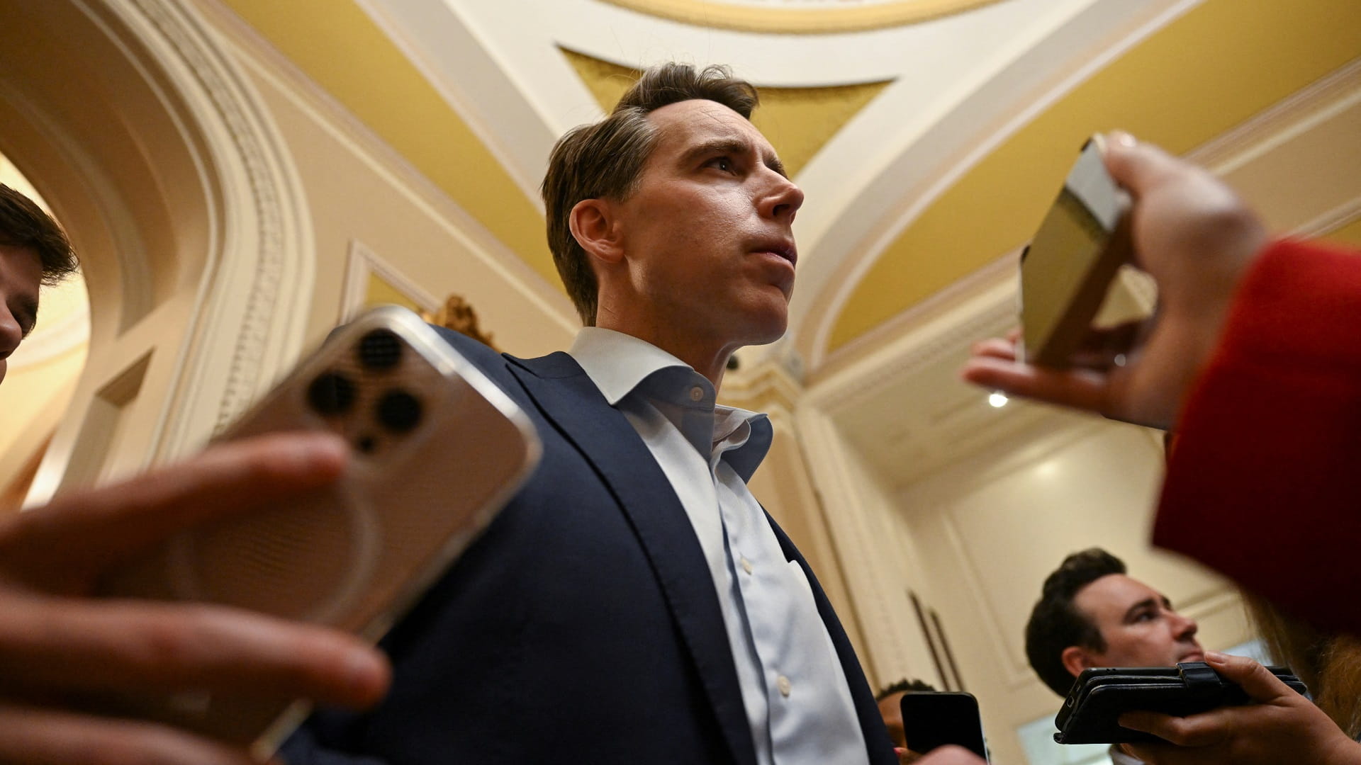 آباء أميركيون يطالبون الكونغرس بتنظيم عمل روبوتات الدردشة