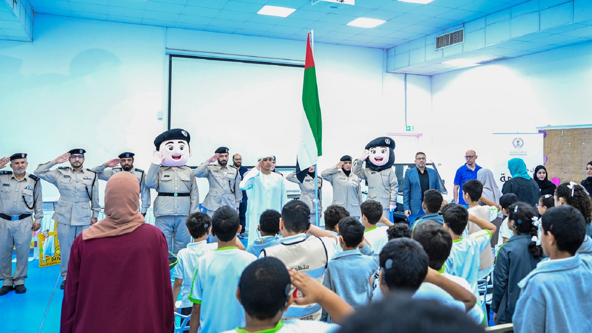 شرطة الشارقة تواصل تعزيز الثقافة الأمنية في المدارس والجامعات 