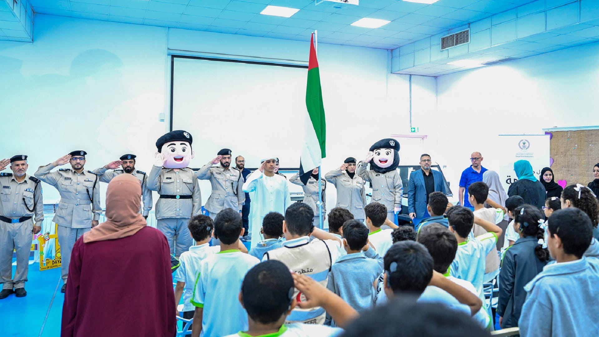 شرطة الشارقة تواصل تعزيز الثقافة الأمنية في المدارس والجامعات 