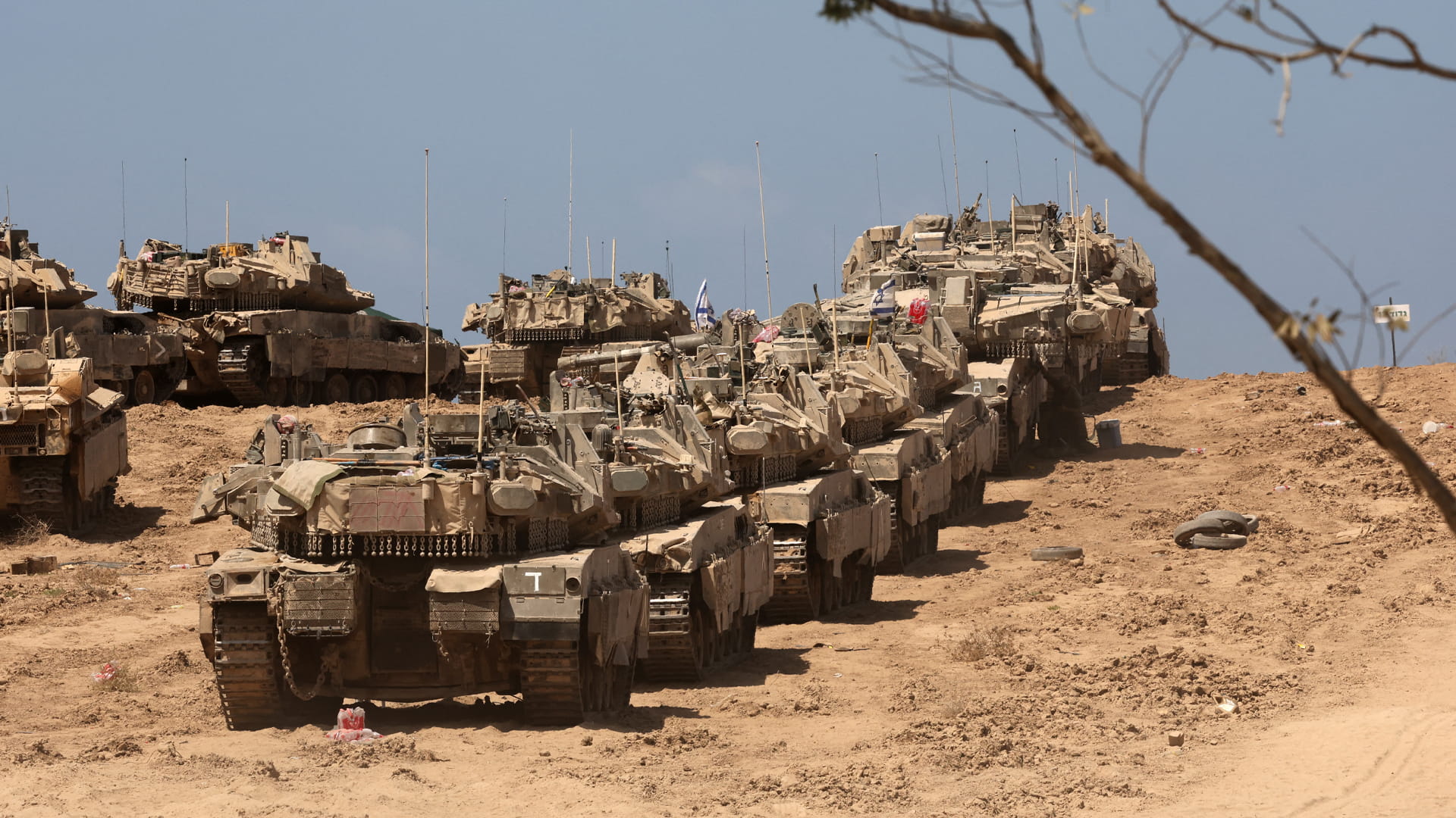 إسرائيل توسع هجومها البري في غزة والأمم المتحدة تدعو لوقف"المذبحة"