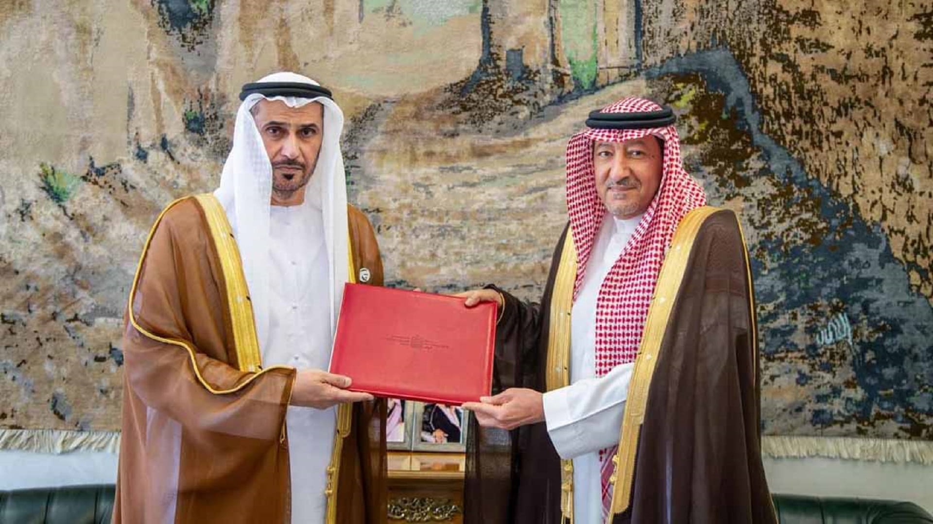 سفير الإمارات يسلم نسخة من أوراق اعتماده إلى الخارجية السعودية 