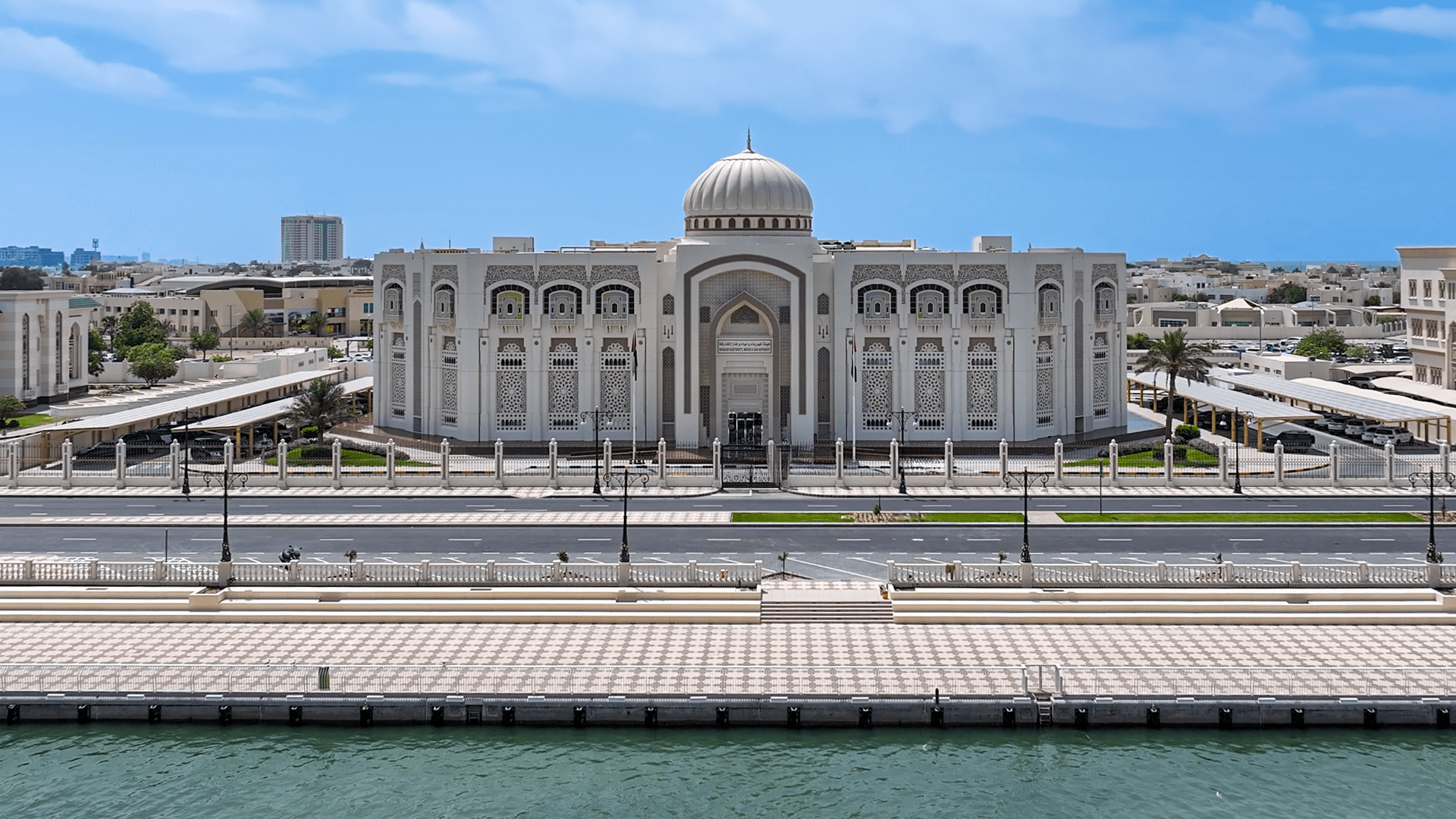 "كهرباء الشارقة" تعرض برنامج المنح الدراسية في معرض التخصصات 