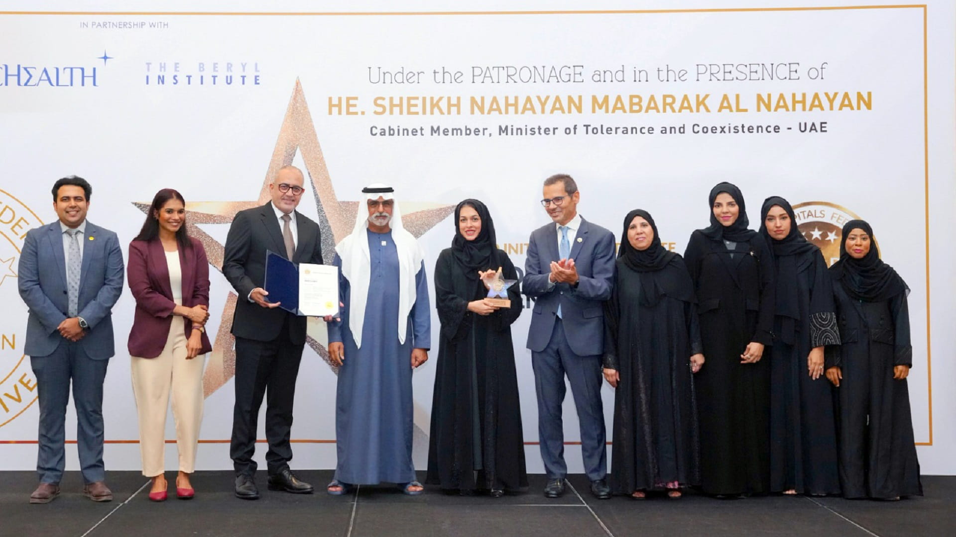 نهيان بن مبارك يكرم المؤسسات الصحية بجوائز شهادة المبادرة الذهبية 