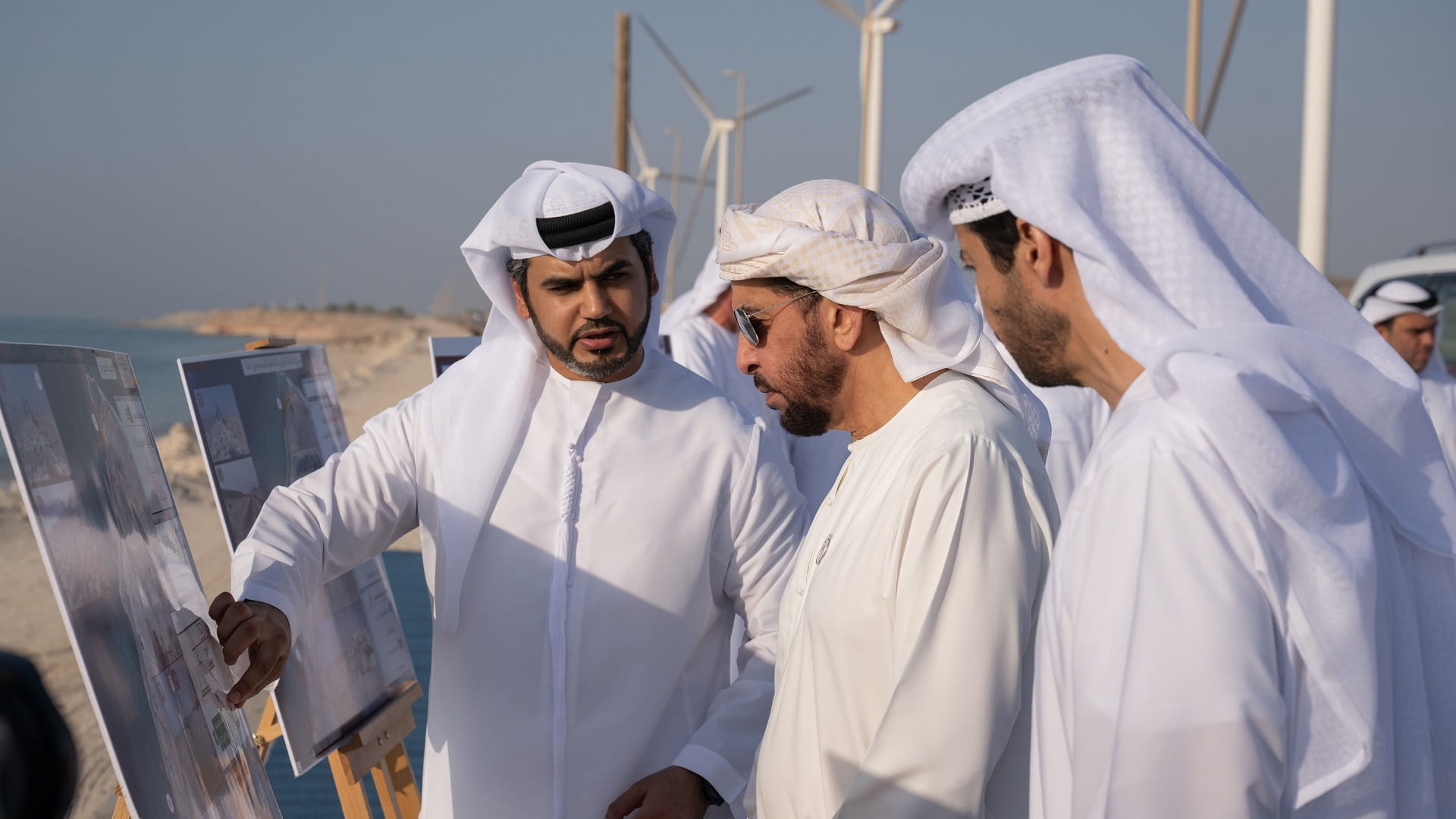 حمدان بن زايد يتفقد مشاريع تطويرية في جزيرة دلما ويلتقي الأهالي 