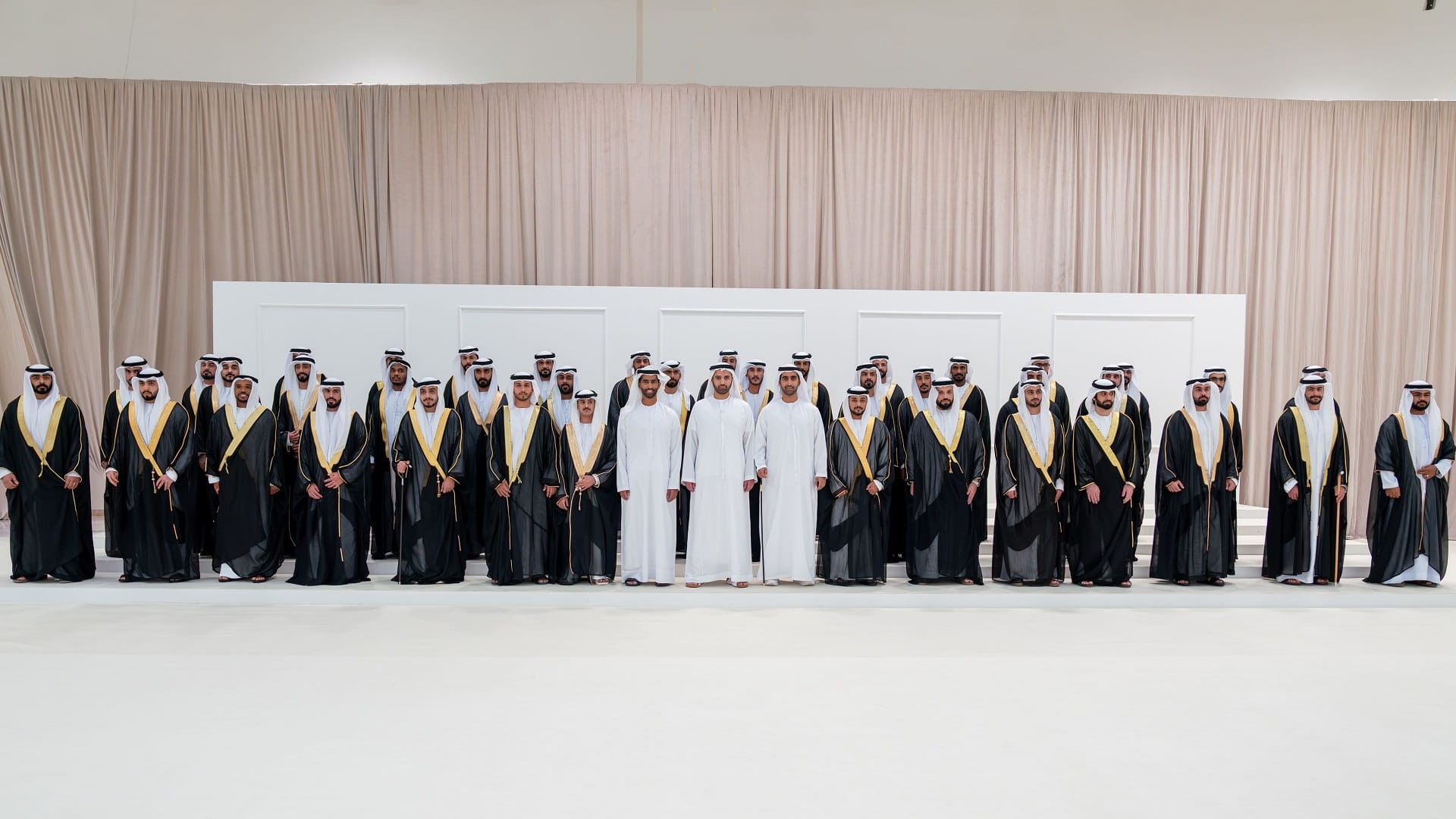 محمد بن سعود يشهد العرس الجماعي الـ6 لعام 2025 في رأس الخيمة 