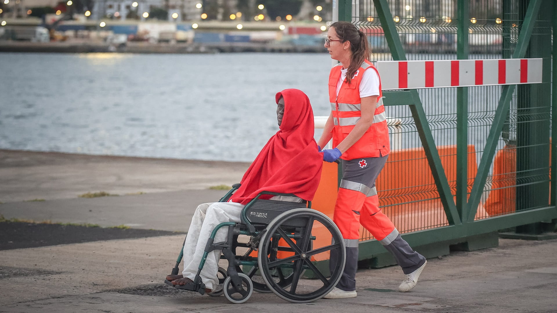 وفاة 19 شخصاً وفقدان 42 بغرق قارب مهاجرين قبالة سواحل ليبيا 