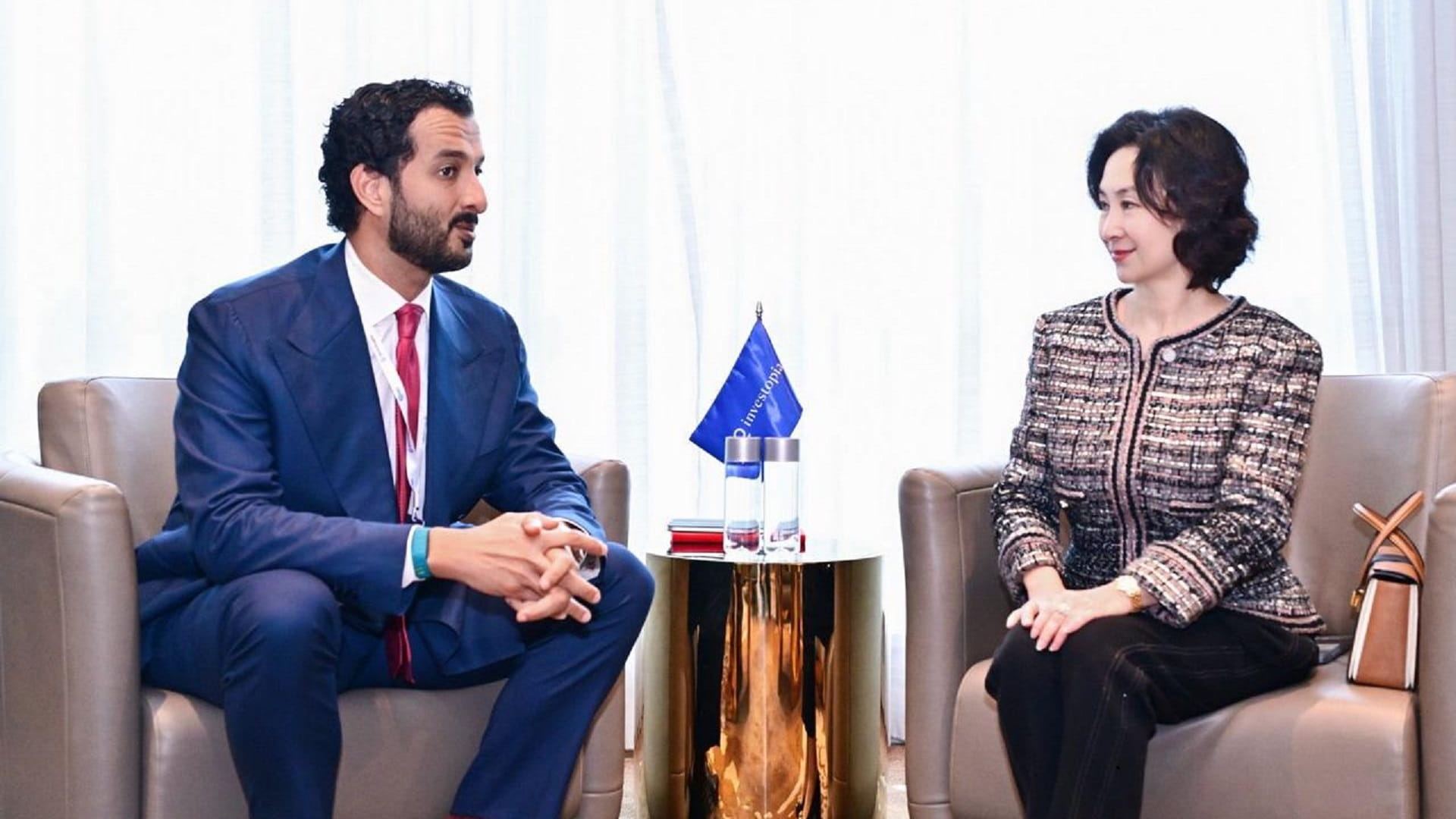 الإمارات تبحث مع مجموعة صينية زيادة الاستثمارات في أسواق الدولة