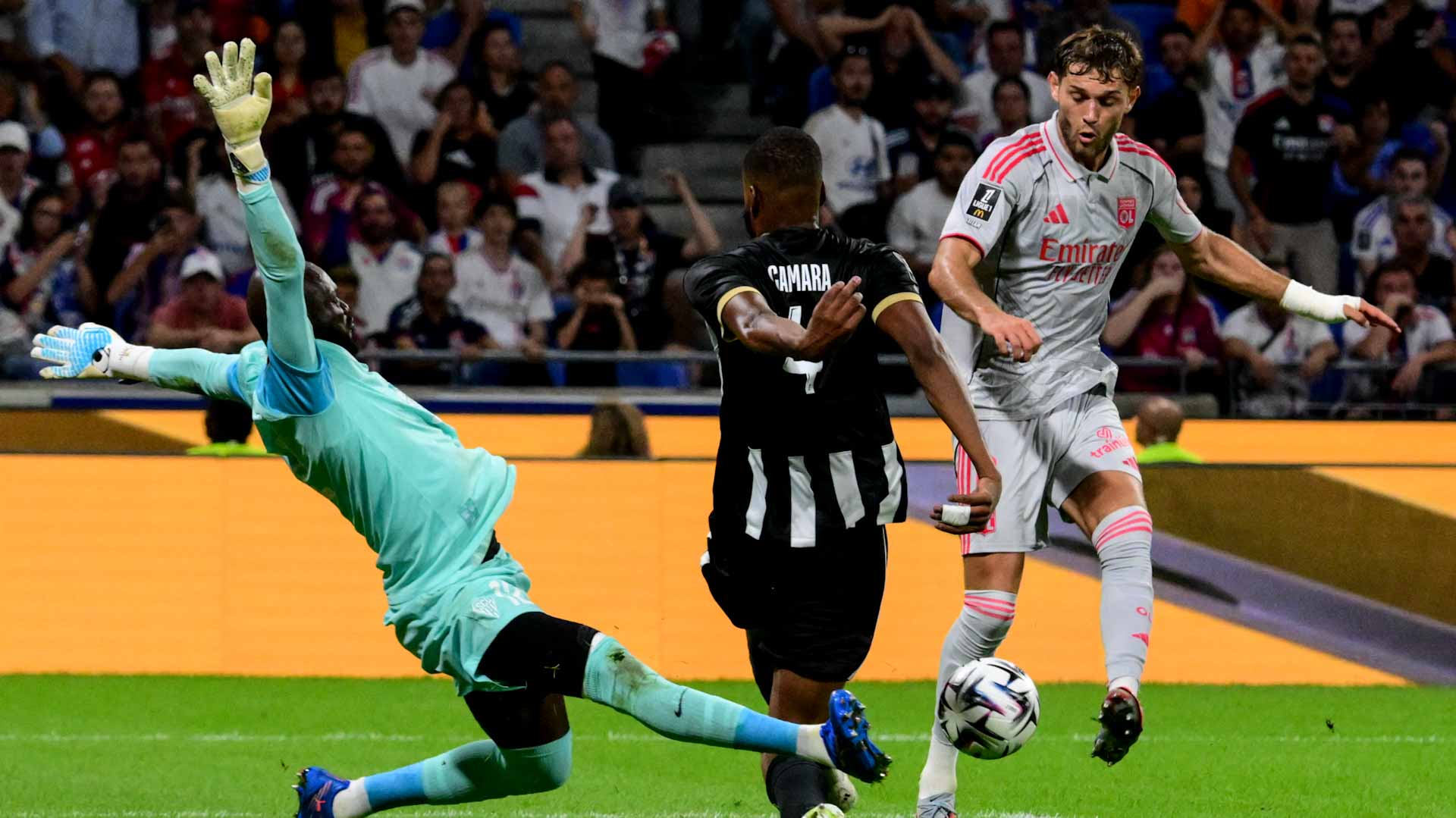 الأميركي تيسمان يقود ليون للفوز على أنجيه في الدوري الفرنسي  