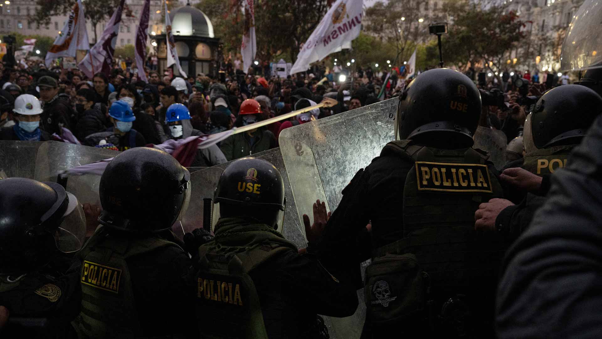 اشتباكات عنيفة بين متظاهرين ضد الحكومة والشرطة في بيرو