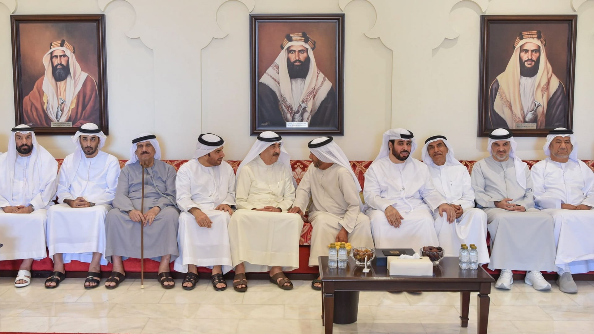 حاكم أم القيوين يقدم واجب العزاء بوفاة عائشة بنت حمد العريانى 