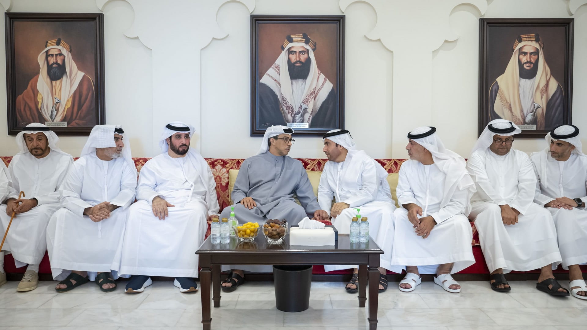 منصور بن زايد يعزي بوفاة عائشة بنت حمد العرياني في أبوظبي 