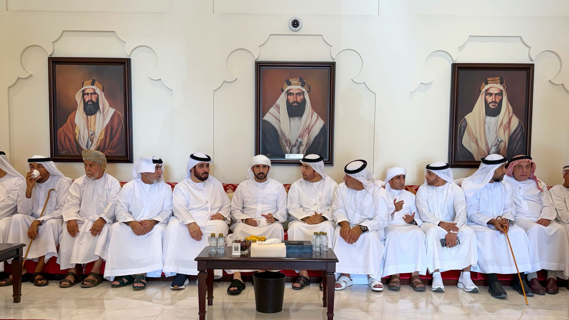 حمدان بن محمد يقدم واجب العزاء في وفاة عائشة بنت حمد العرياني 