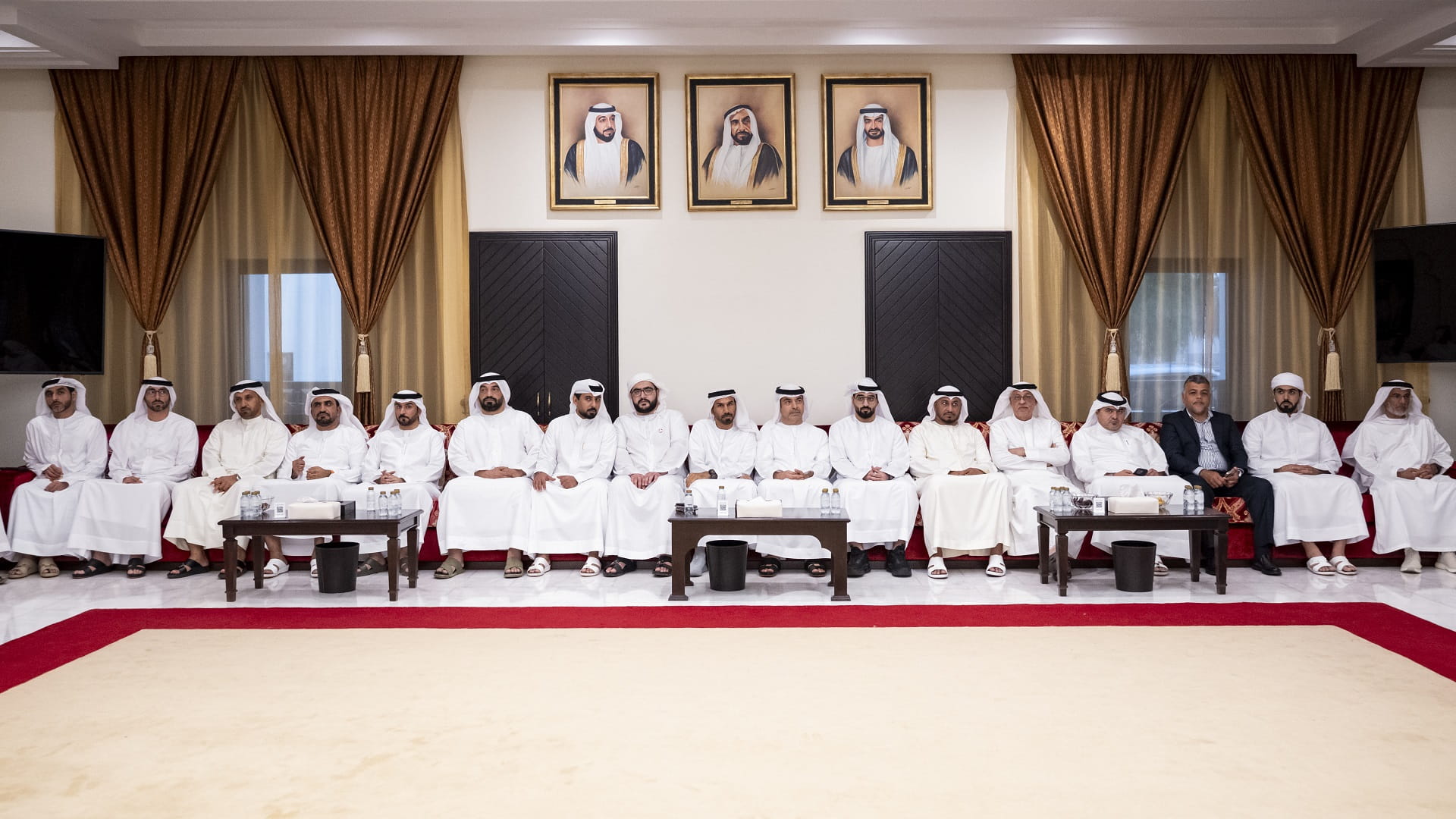 هزاع بن زايد يعزي في وفاة والدة اللواء أحمد ناصر الريسي 