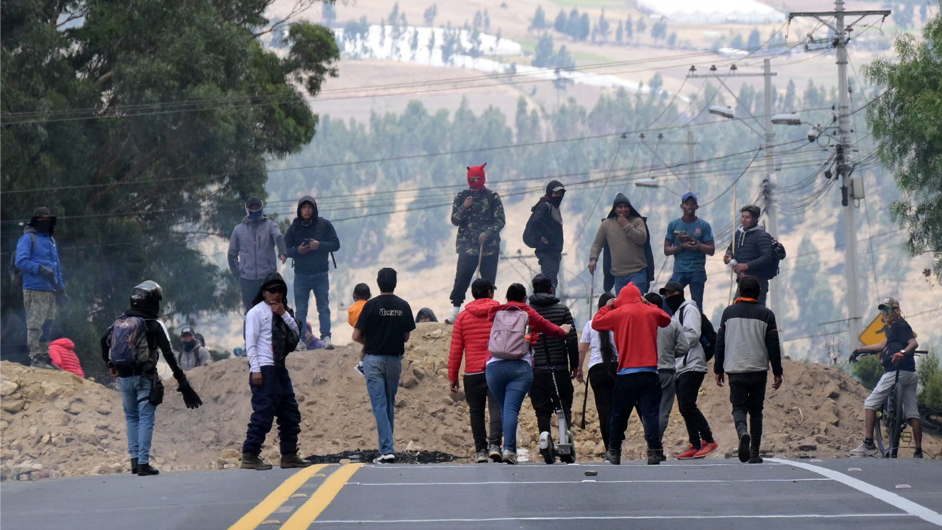 متظاهرون يغلقون الطرق بالإكوادور احتجاجاً على ارتفاع أسعار الديزل 