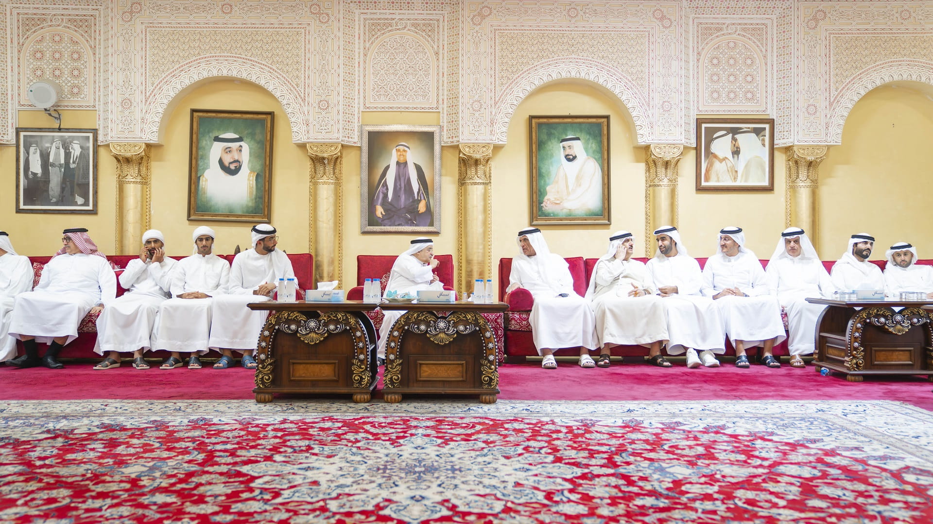 سعود بن صقر يقدم واجب العزاء بوفاة سلطان بن خالد بن محمد القاسمي 