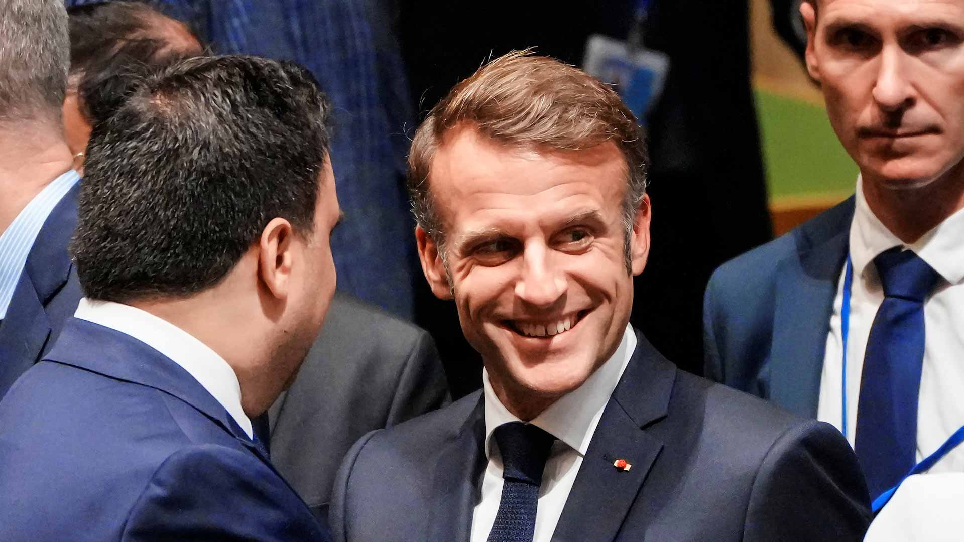 موكب ترامب يحاكم ماكرون بشوارع نيويورك.. ورئيس فرنسا يعاتب القاضي 