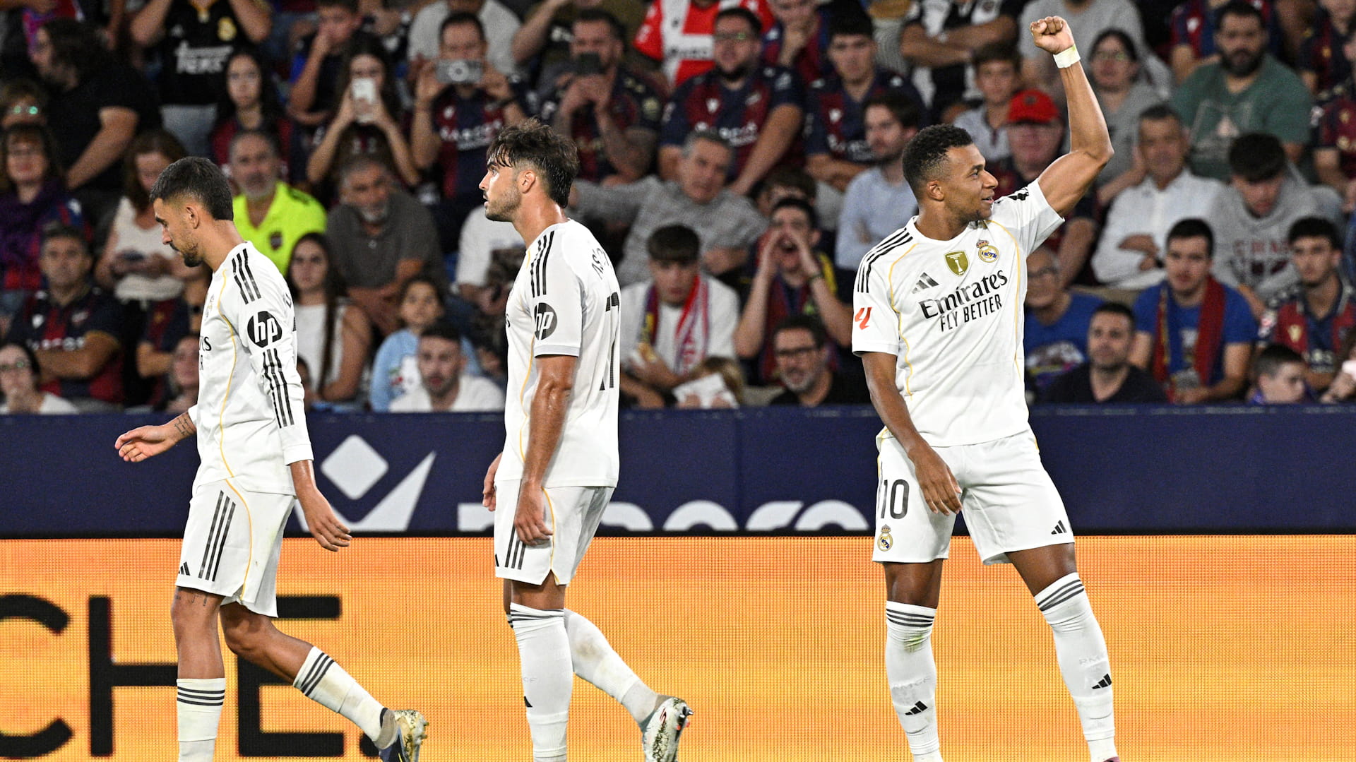 ريال مدريد يحافظ على سجله خالياً من الهزائم في الدوري الإٍسباني  