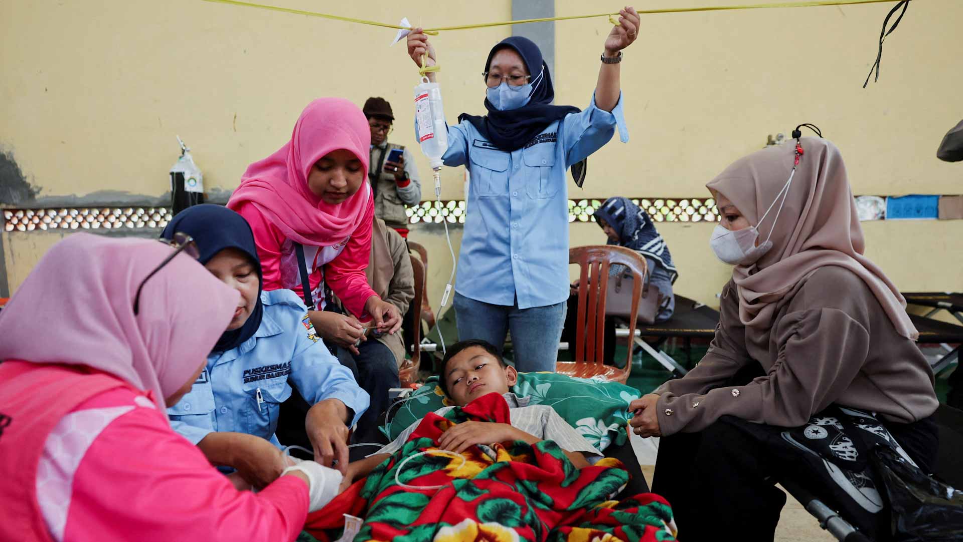 كارثة في مدارس إندونيسيا.. وجبات غذائية تصيب ألف طالب بالتسمم 