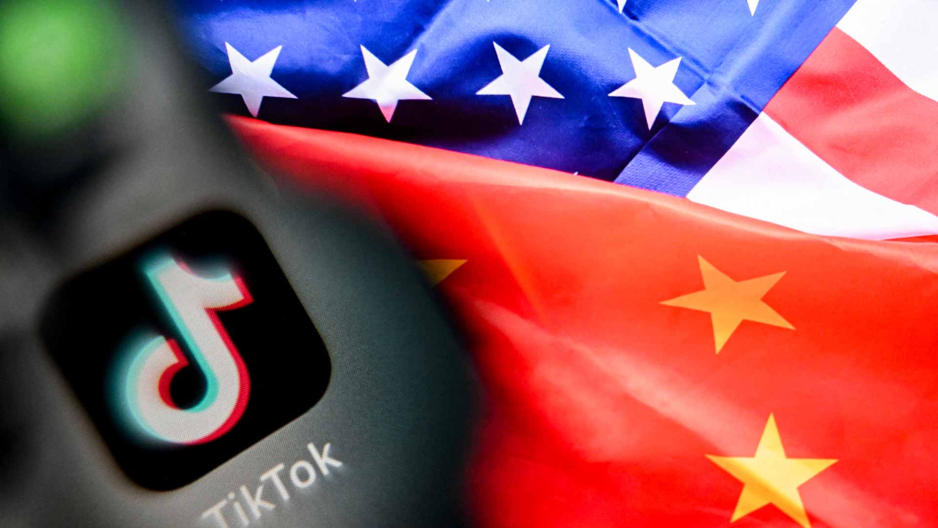 الشارقة 24 – أ. ف. ب:  أعربت الصين، الجمعة، عن الأمل في أن تعامل الولايات المتحدة تيك توك وشركات صينية أخرى تستثمر في البلاد، بطريقة "عادلة ومنفتحة" بعدما وقع الرئيس الأميركي دونالد ترامب مرسوماً يحدد أطر بيع نشاطات التطبيق الصيني في الولايات المتحدة.  وذكر الناطق باسم وزارة الخارجية الصينية غو جياكون "نأمل أن توفر الولايات المتحدة بيئة تجارية منفتحة وعادلة وغير تمييزية للشركات الصينية التي تستثمر في الولايات المتحدة".  ​