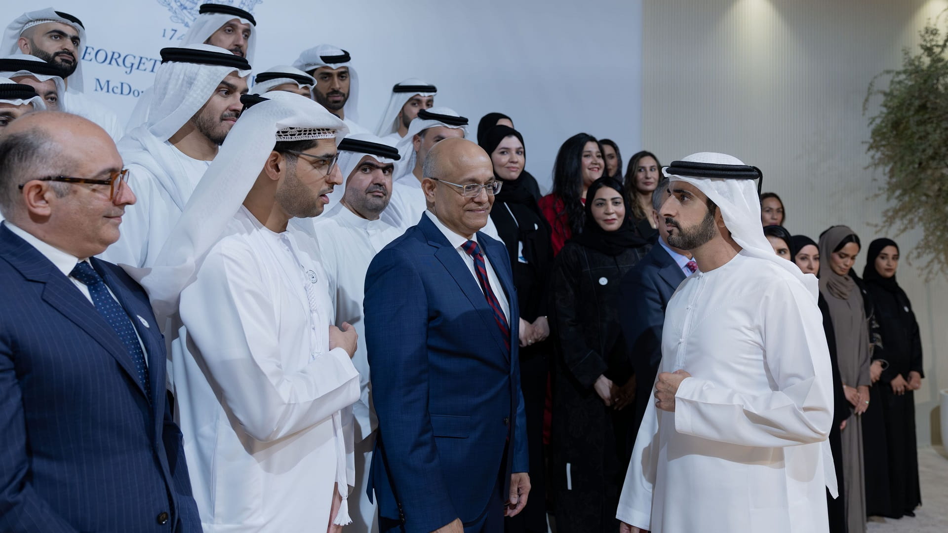 حمدان بن محمد: العقول المؤهلة بالعلم ثروة حقيقية لبناء اقتصاد قوي 