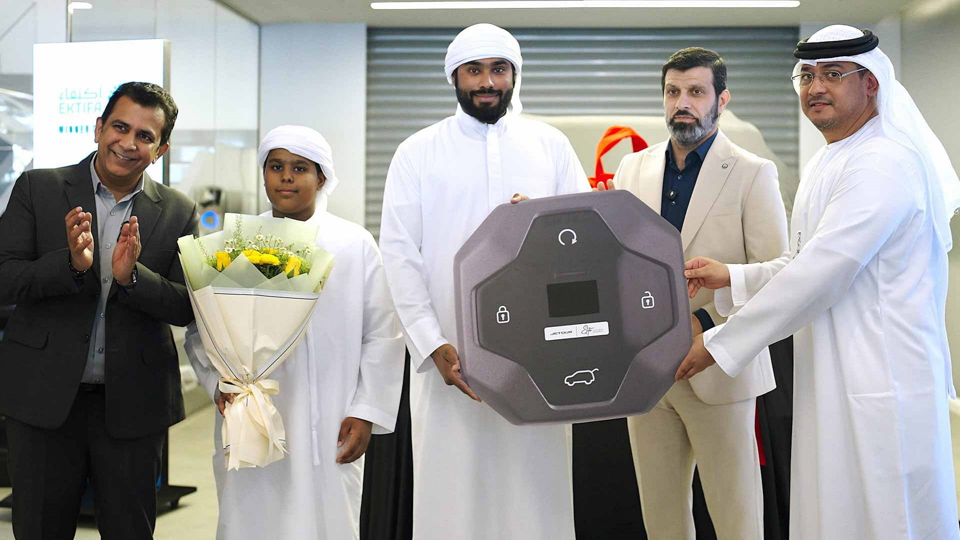 إماراتي يفوز بسيارة "جيتور" في حملة العودة للمدارس من "اكتفاء"