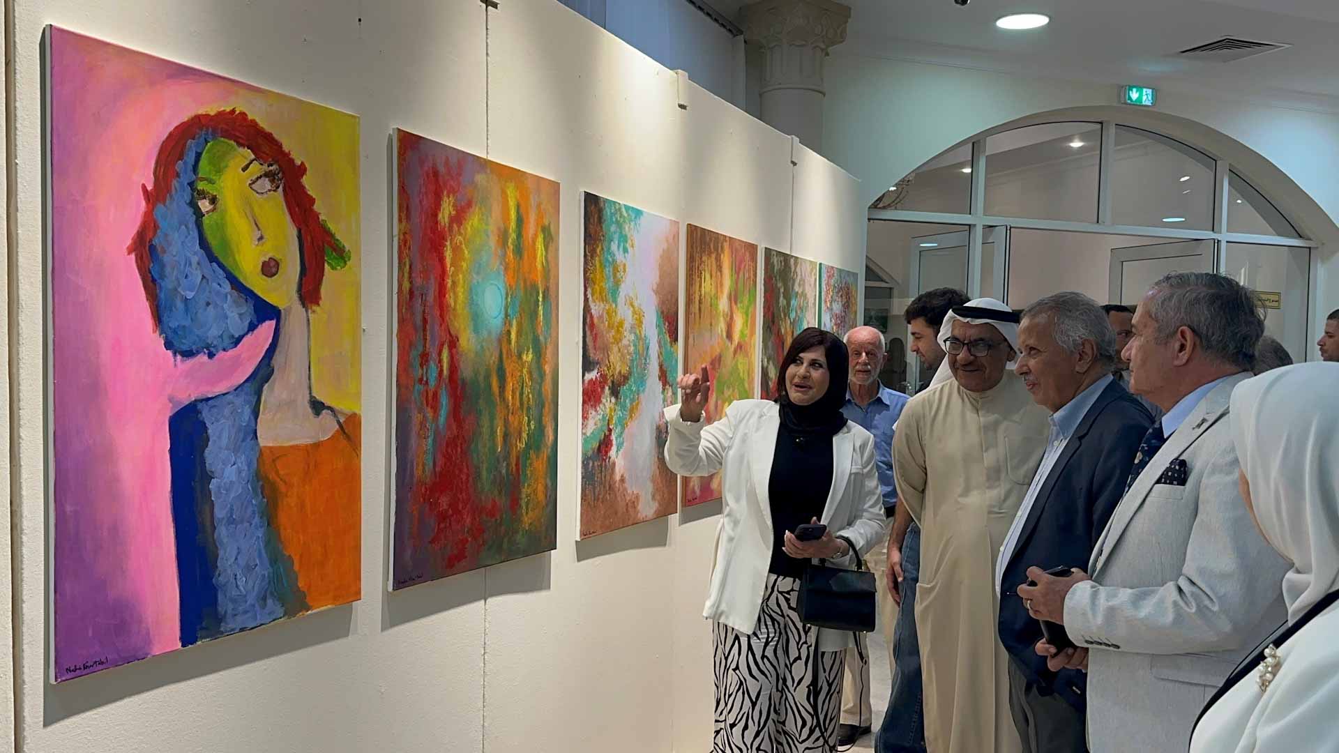 النادي الثقافي العربي ينظم المعرض الفني "مرايا صقيلة" 