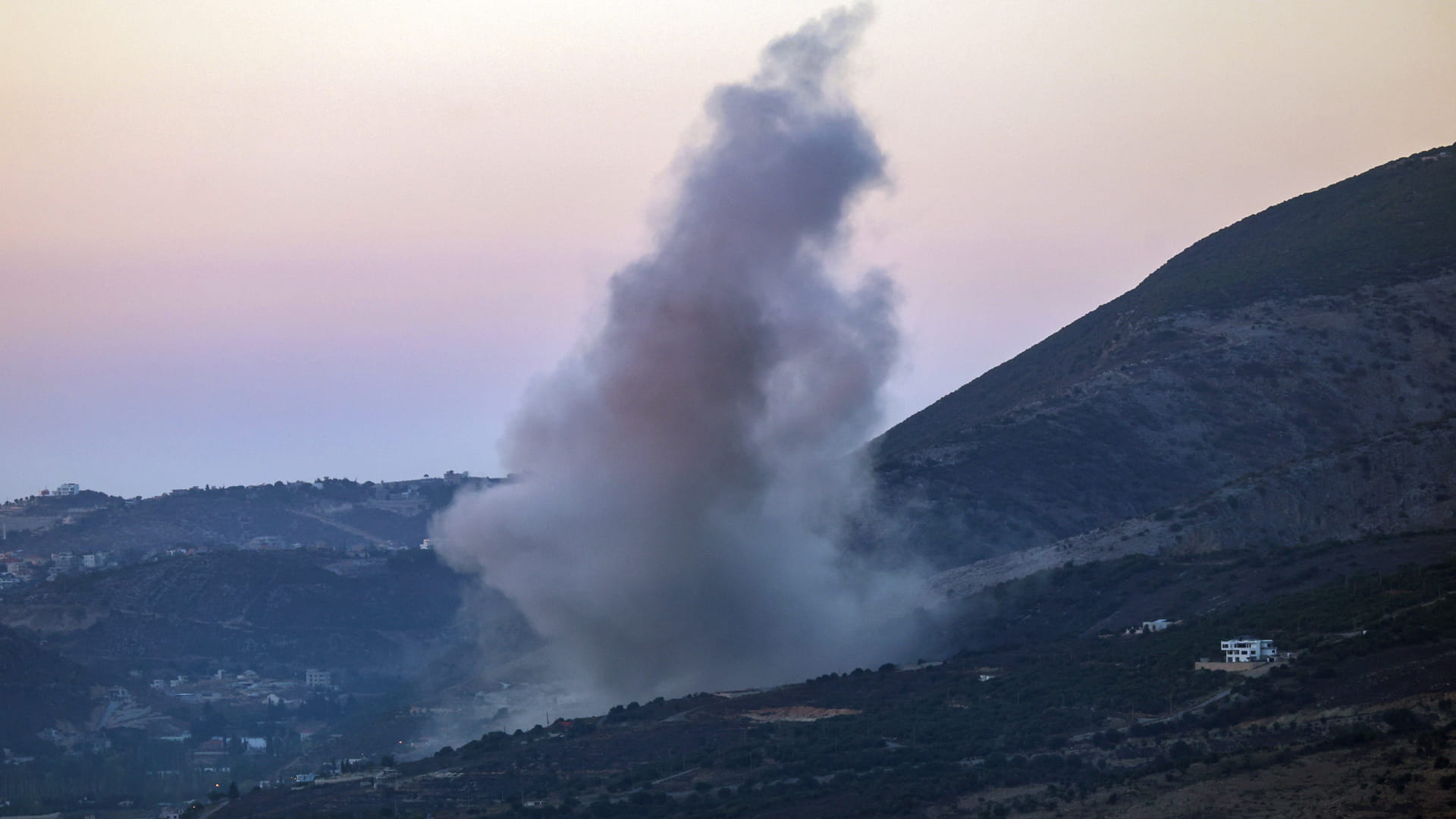 الجيش الإسرائيلي يعلن قصف مخزن أسلحة لحزب الله في جنوب لبنان 