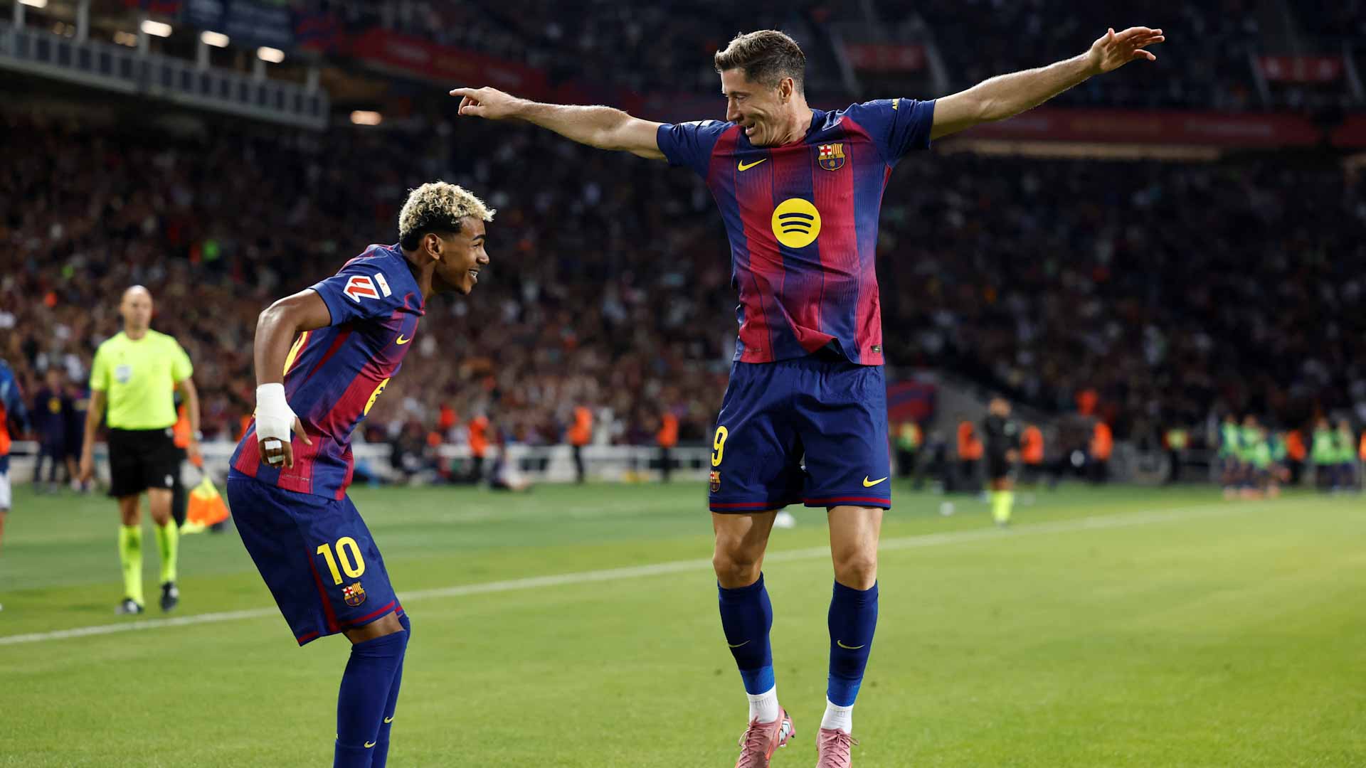 برشلونة يخطف صدارة الدوري الإسباني لكرة القدم 