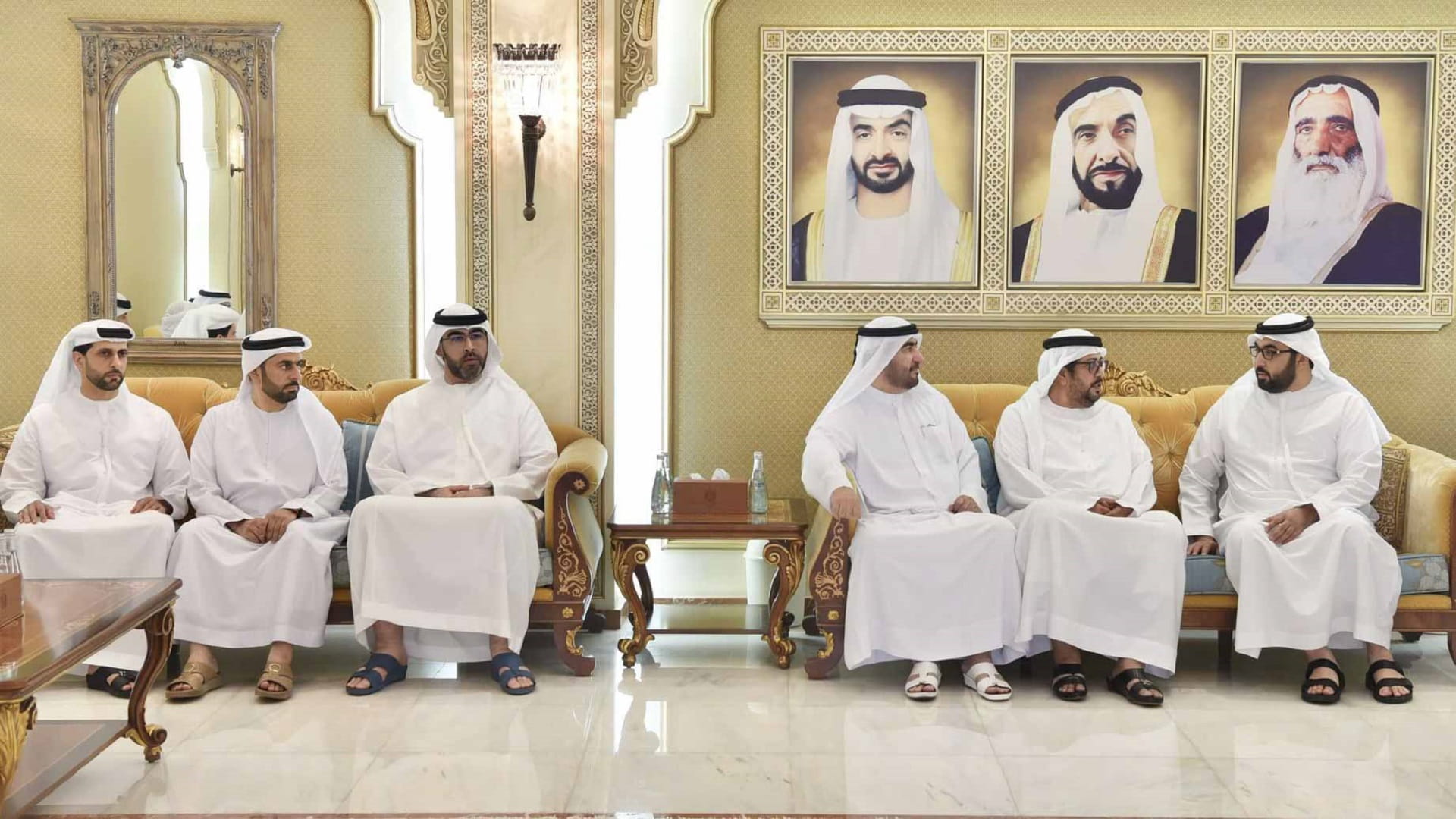 ولي عهد أم القيوين يقدم واجب العزاء بوفاة حصة عبيد الشامسي