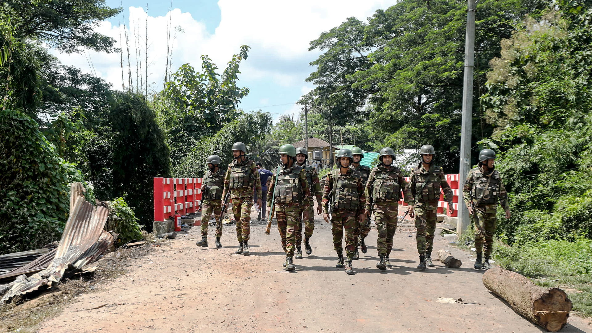 بنغلادش: وفاة 3 أشخاص خلال اشتباكات متظاهرين مع الجيش 