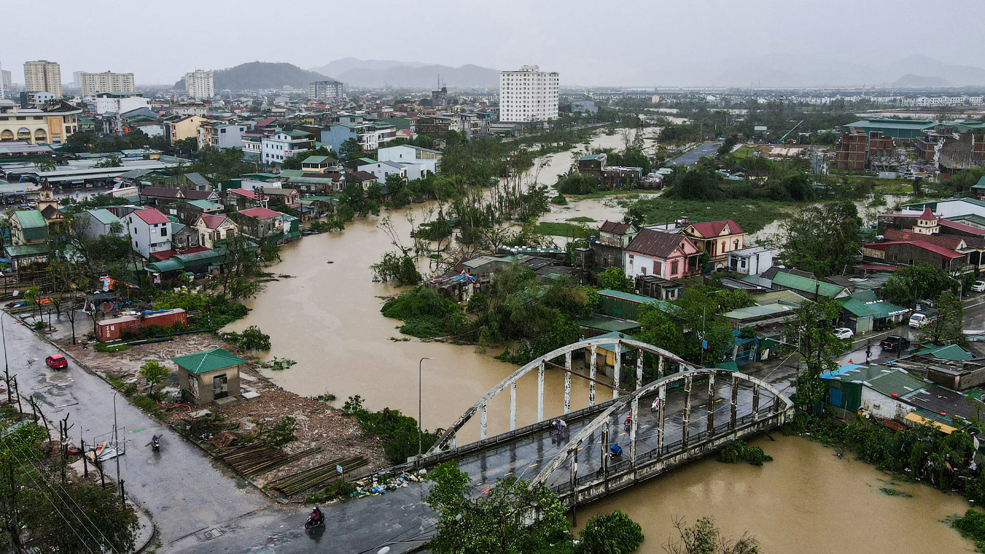 بعد حصده عشرات الضحايا.. شدة الإعصار بوالوي تتراجع في لاوس 