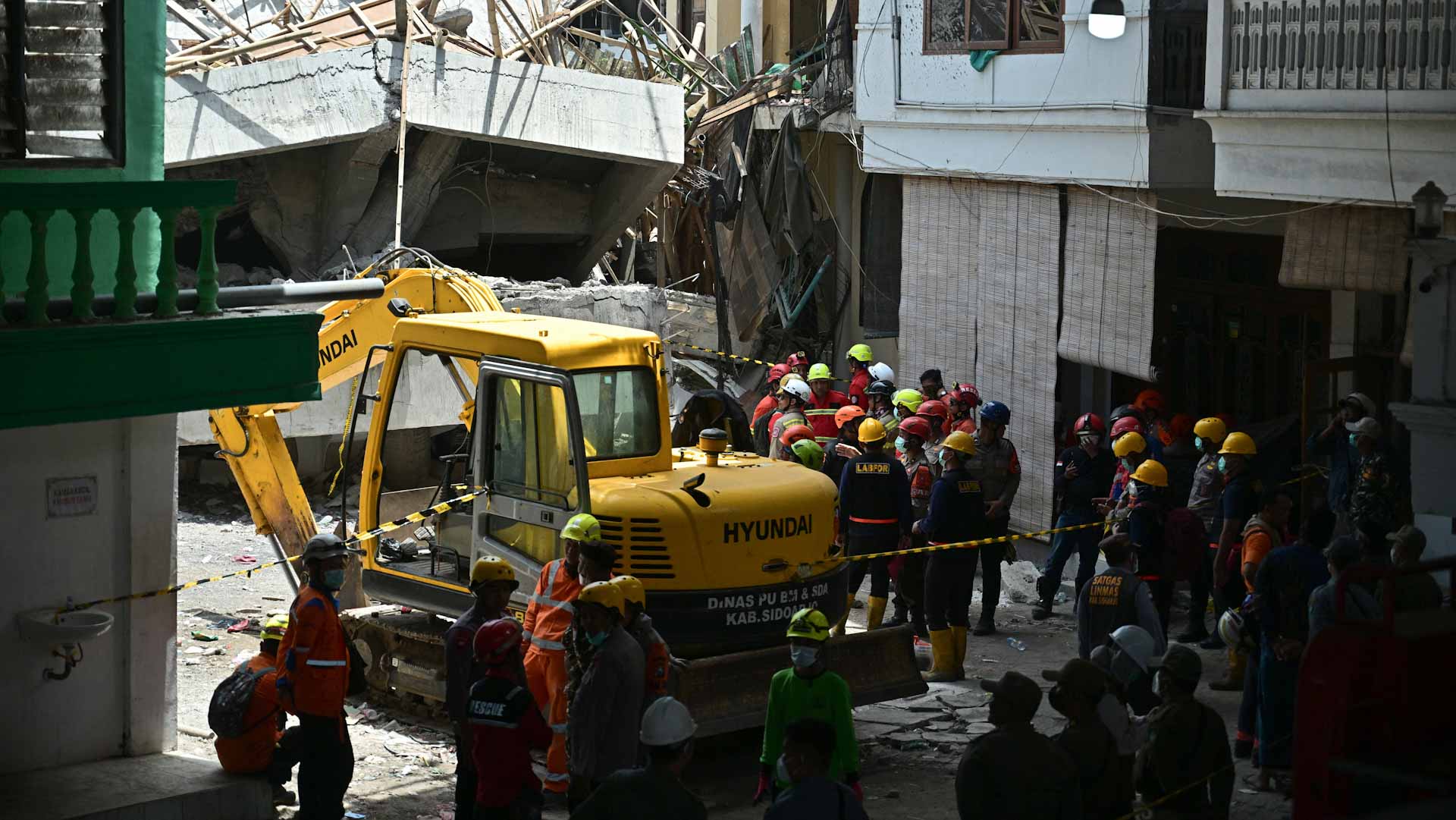 إندونيسيا تواصل البحث عن 91 مفقوداً بانهيار مدرسة قرآنية 