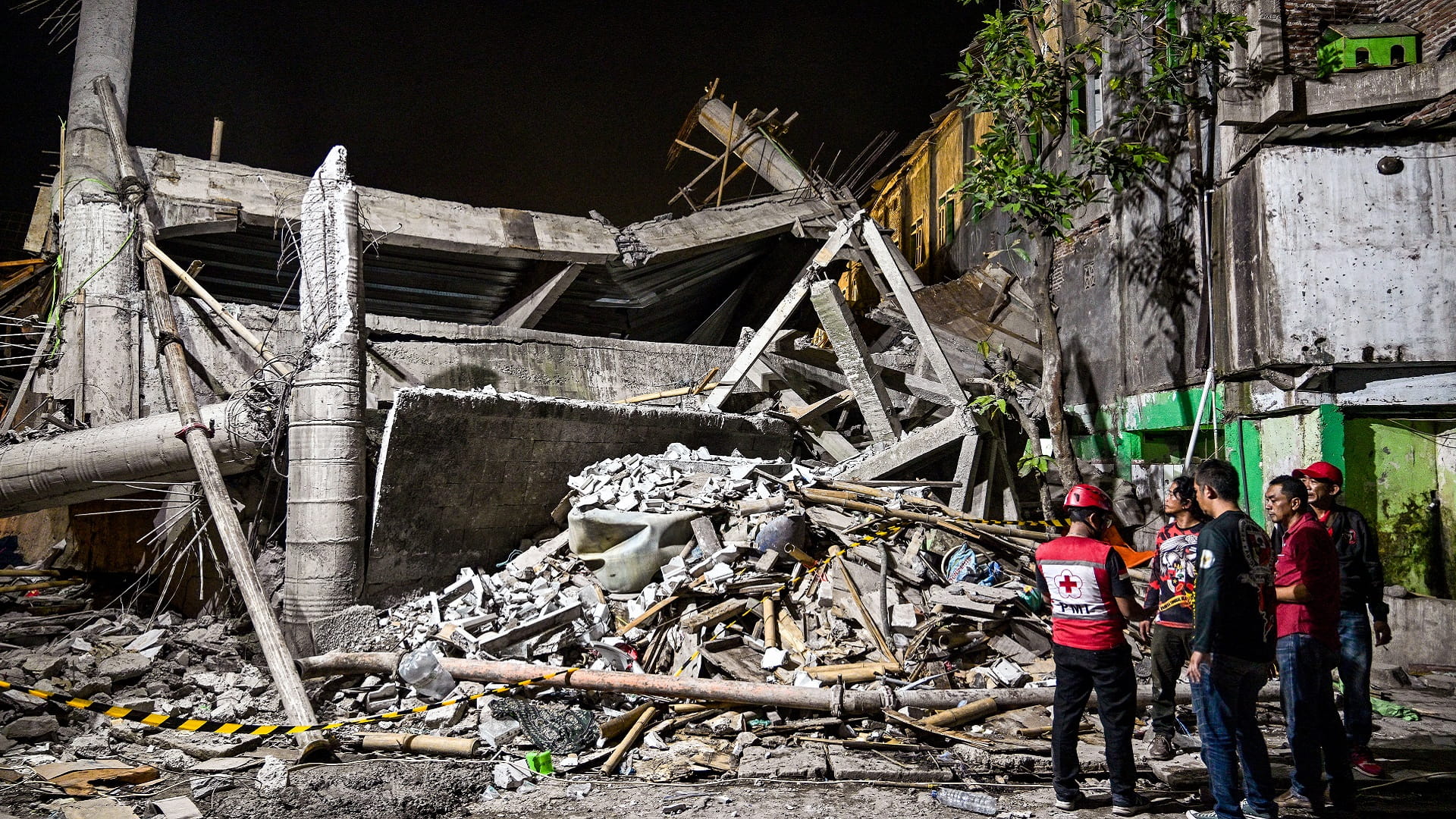  انهيار مدرسة في إندونيسيا يخلّف وفاة شخص وعشرات المصابين 