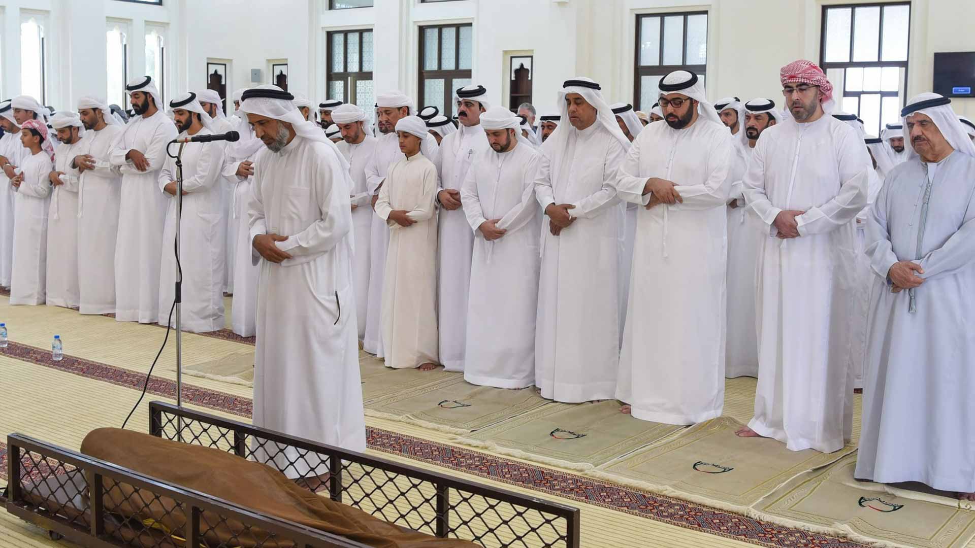 ولي عهد أم القيوين يؤدي صلاة الجنازة على جثمان إبراهيم المعلا 