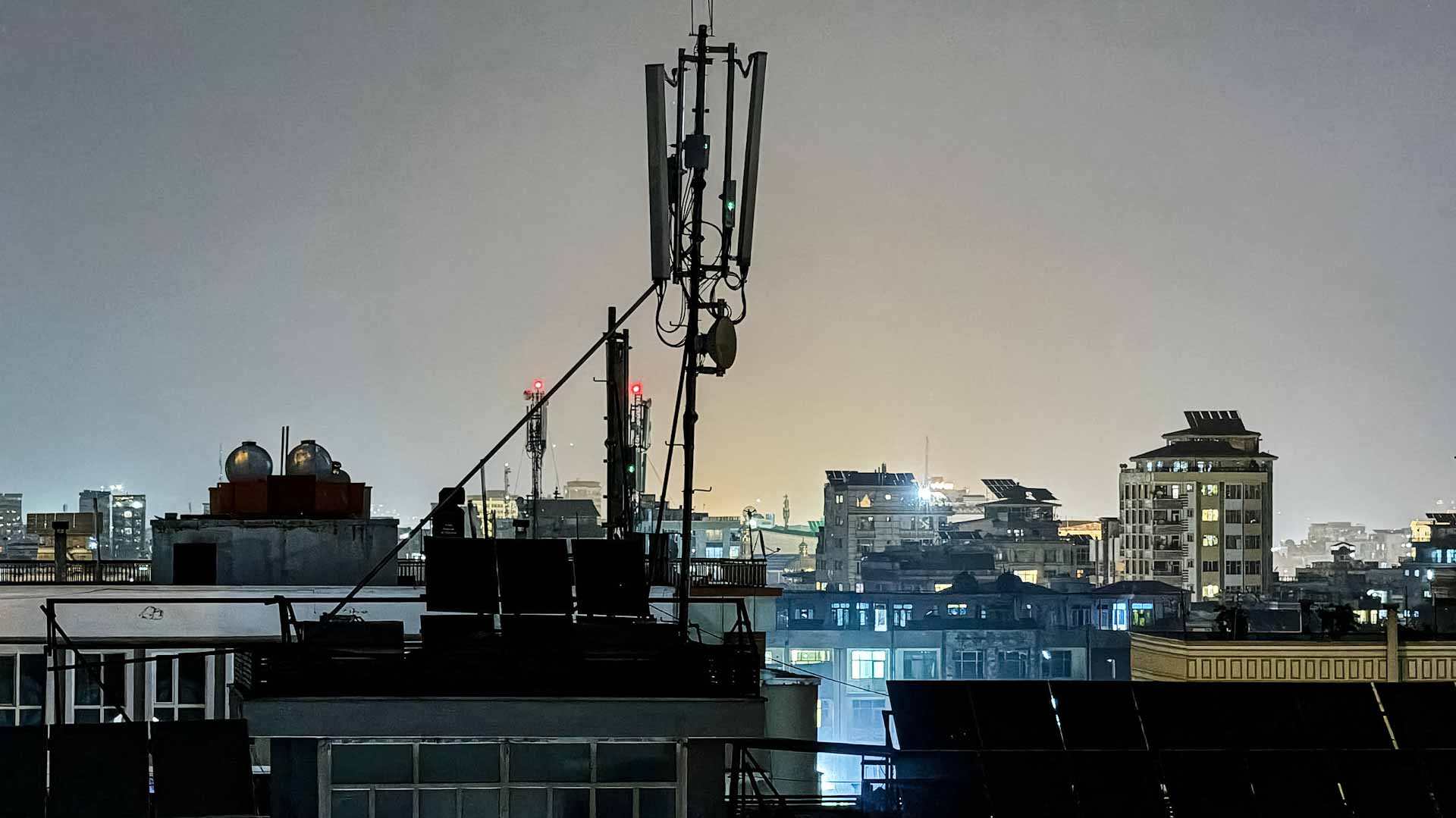 طالبان تقطع الاتصالات والإنترنت بأفغانستان لأول مرة منذ 2021 