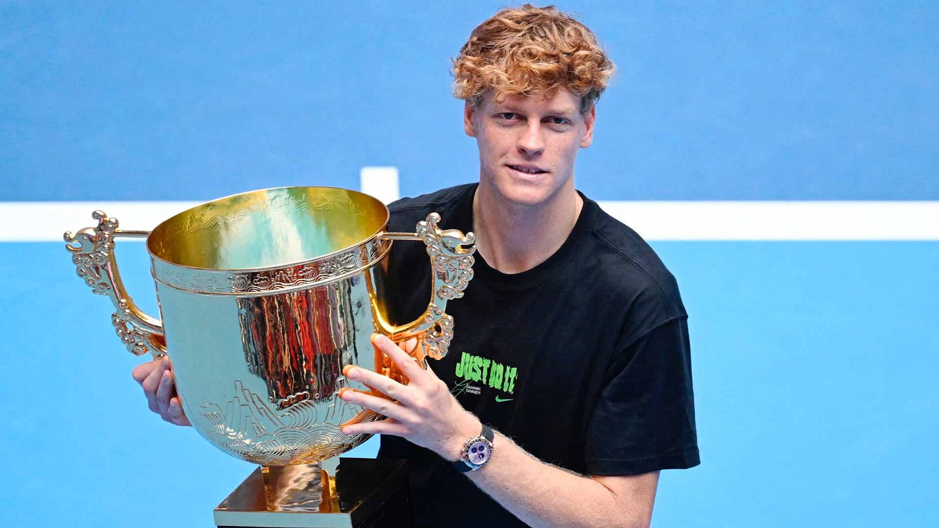 الإيطالي سينر يتوج بلقب بطولة الصين للتنس 