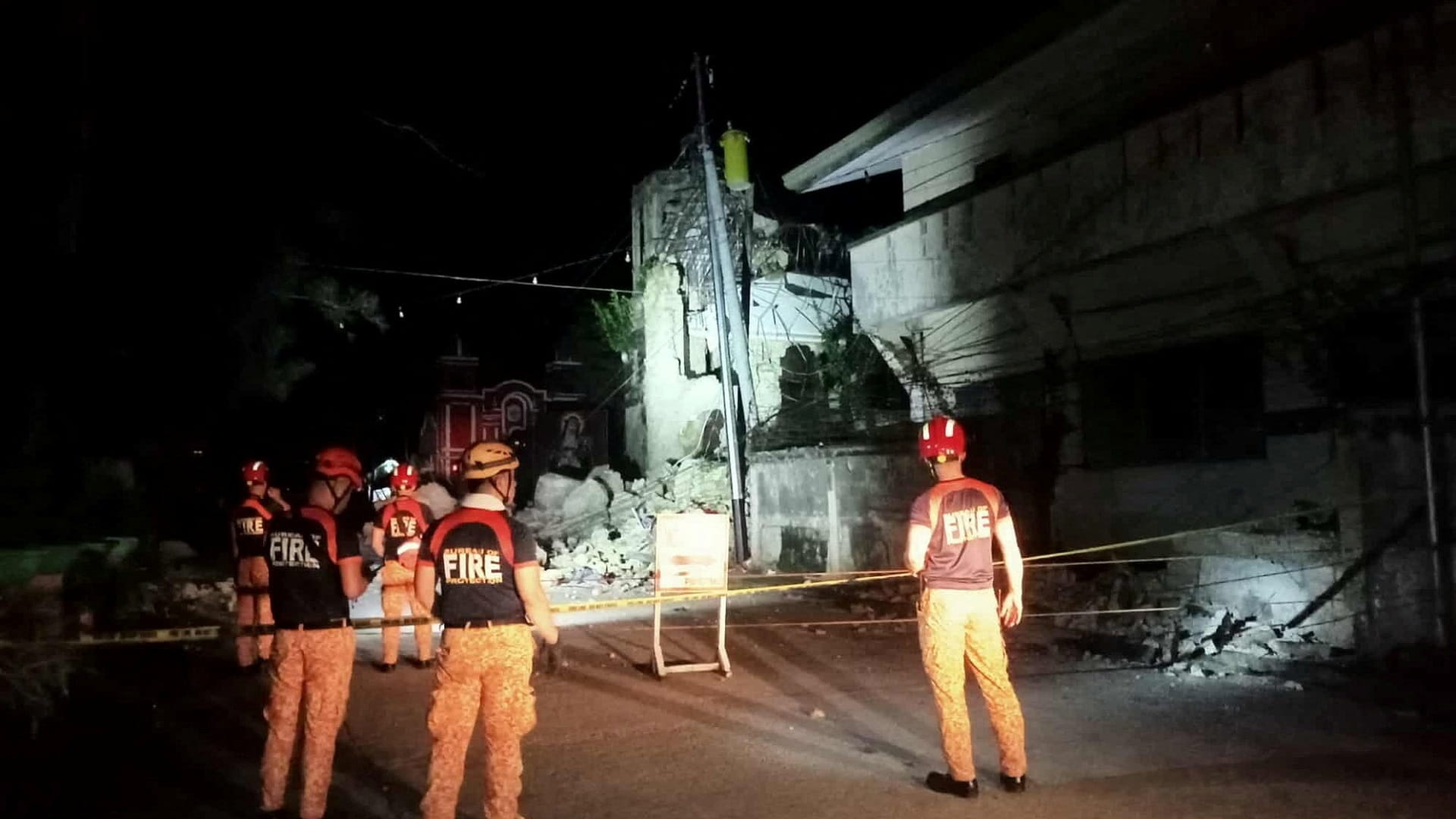 صورة بعنوان: زلزال بقوة 6.9 درجة يضرب وسط الفلبين ويتسبب بوفاة 34 شخصاً 