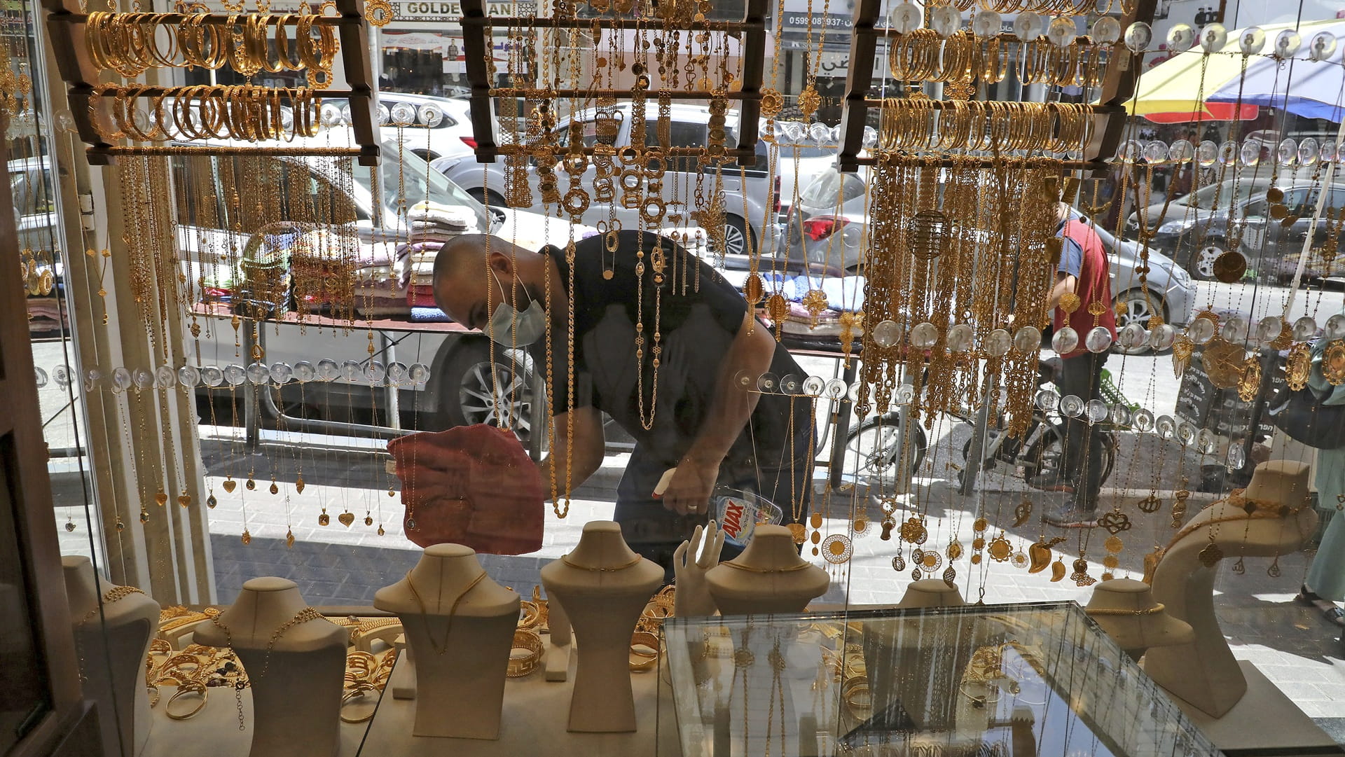 الذهب يواصل الصعود مع تراجع الدولار 1.3 % إلى 4728.75 دولار  