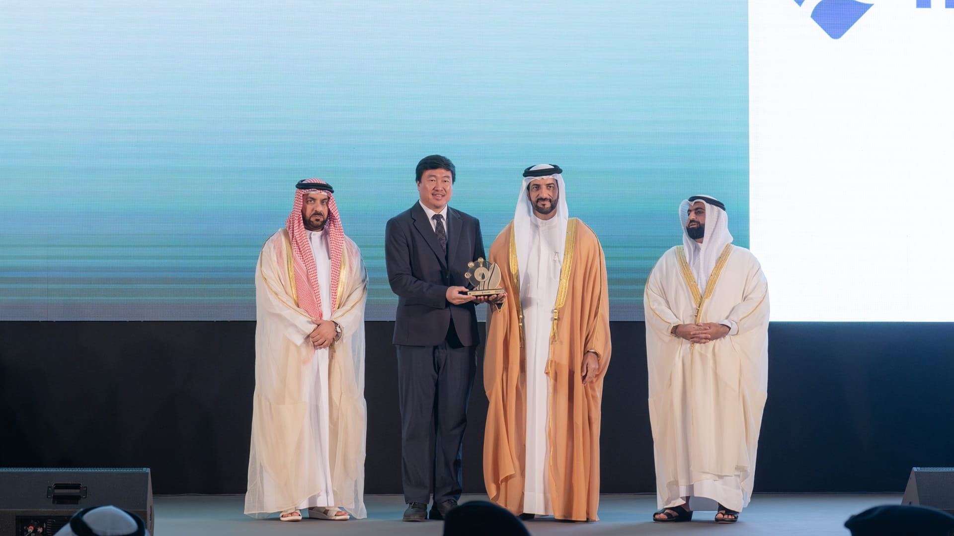 صورة بعنوان: <span class="scChromeData">{"commands":[{"click":"chrome:common:edititem({command:\"webedit:open\"})","header":"Edit the related item","icon":"/temp/iconcache/office/16x16/cubes.png","disabledIcon":"/temp/cubes_disabled16x16.png","isDivider":false,"tooltip":"Edit the related item in the Content Editor.","type":"common"},{"click":"chrome:rendering:personalize({command:\"webedit:personalize\"})","header":"Personalize","icon":"/temp/iconcache/office/16x16/users_family.png","disabledIcon":"/temp/users_family_disabled16x16.png","isDivider":false,"tooltip":"Create or edit personalization for this component.","type":"sticky"},{"click":"chrome:rendering:editvariations({command:\"webedit:editvariations\"})","header":"Edit variations","icon":"/temp/iconcache/office/16x16/windows.png","disabledIcon":"/temp/windows_disabled16x16.png","isDivider":false,"tooltip":"Edit the variations.","type":"sticky"}],"contextItemUri":"sitecore://master/{97AA4946-EE7F-4387-B75F-4D291263D338}?lang=ar&ver=1","custom":{},"displayName":"Title","expandedDisplayName":"This is require field and Maximum 90 character is allow"}</span><span sc_parameters="prevent-line-break=true" class="scWebEditInput scEnabledChrome" id="fld_97AA4946EE7F4387B75F4D291263D338_E873DAB3C3324E8EB106973D9F53F5B7_ar_1_9b1f8f031ddb47ee8fb55712364ad78d_14428_edit" contenteditable="true" scdefaulttext="[No text in field]" scfieldtype="single-line text" sc-part-of="field">سلطان بن أحمد يشهد انطلاق معرض الصحة والسلامة والبيئة HSE EXPO </span>_B7CC50C83584466B893C9B7AEAAE0B5B