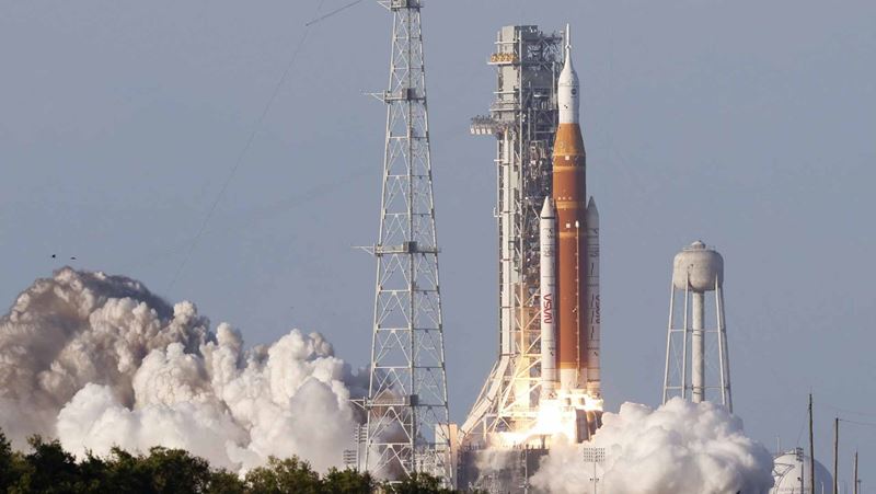 لأول مرة بعد توقف دام نصف قرن.. 4 رواد فضاء ينطلقون نحو القمر 