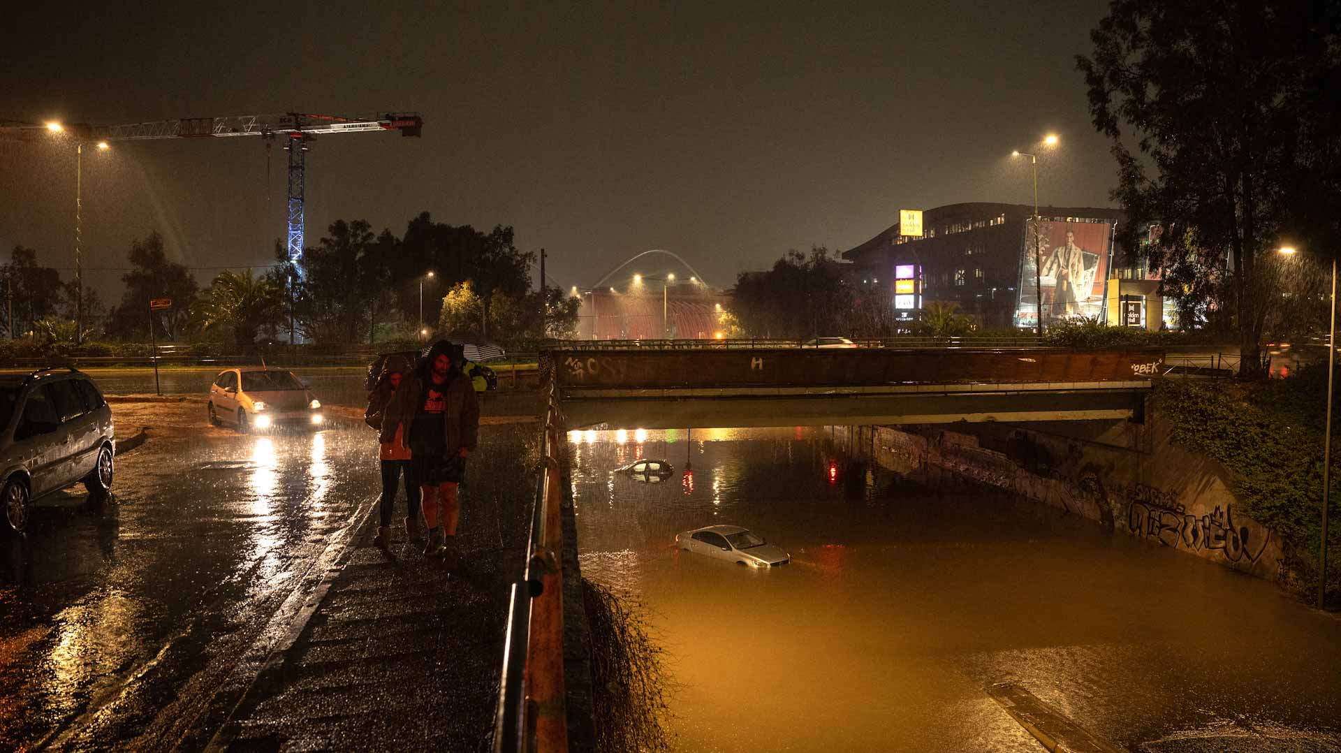 وفاة رجل في عاصفة تضرب اليونان مخلفة دماراً هائلاً