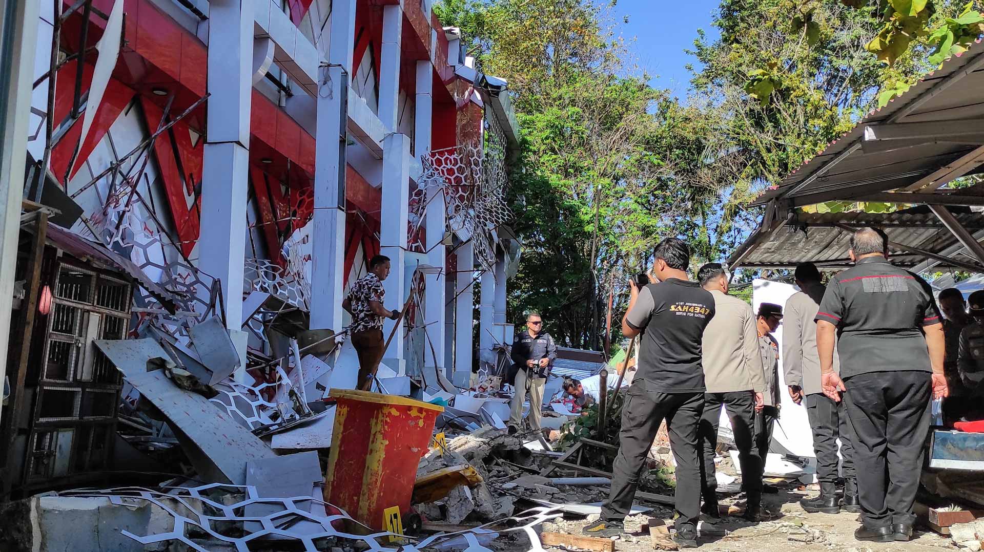 One killed, buildings collapse after Indonesia earthquake