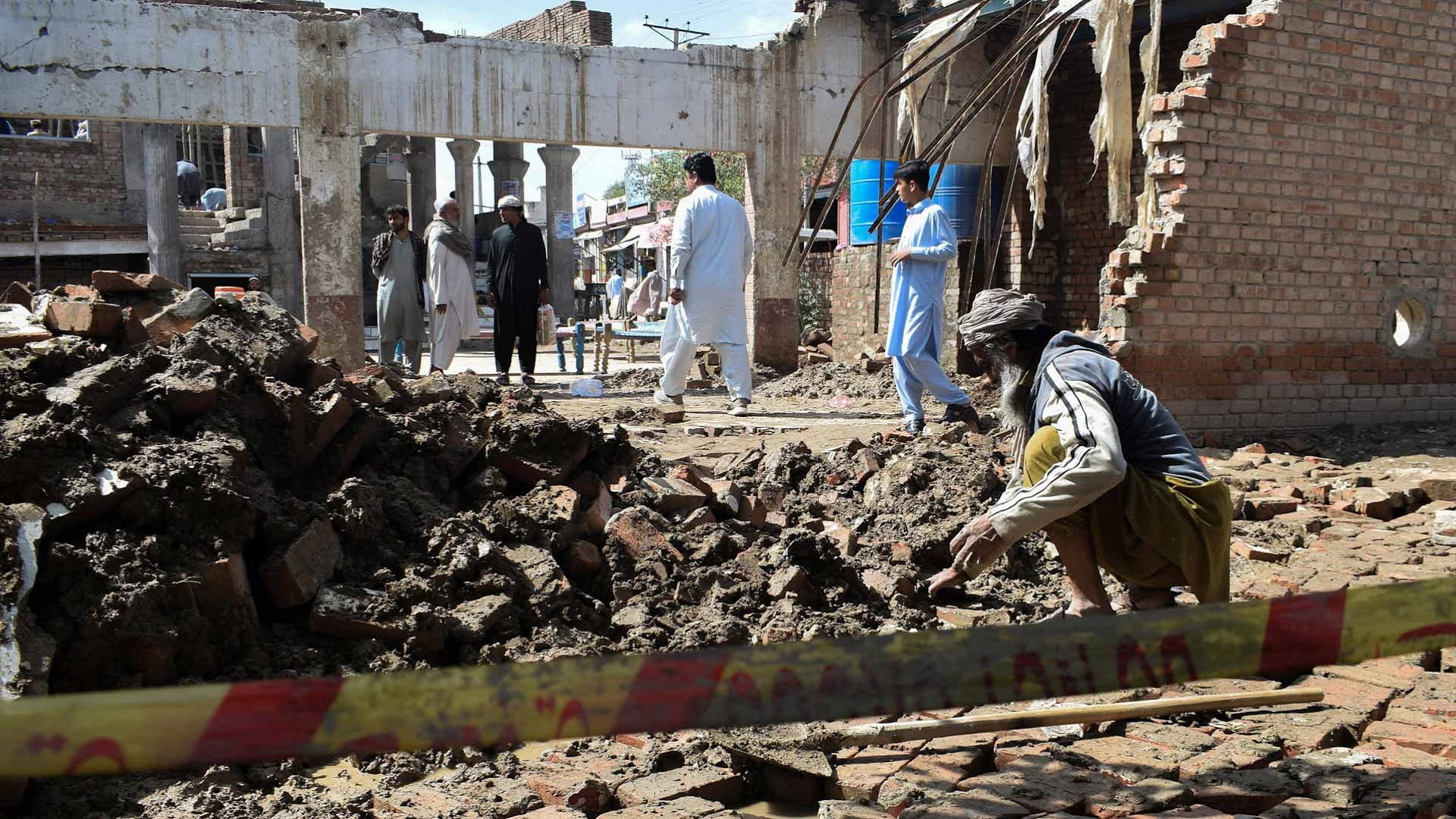 وفاة 5 أشخاص وإصابة 13 في هجوم انتحاري شمال غربي باكستان