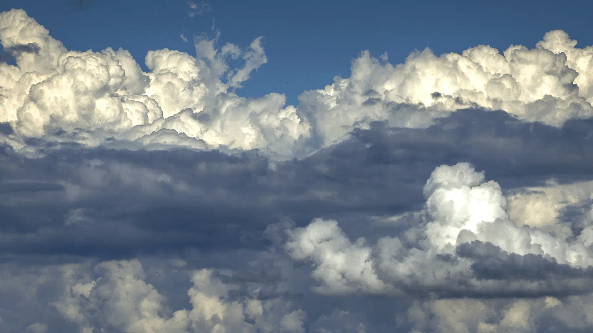 Image for the title: NCM forecasts partly cloudy weather with light rain on Sunday 